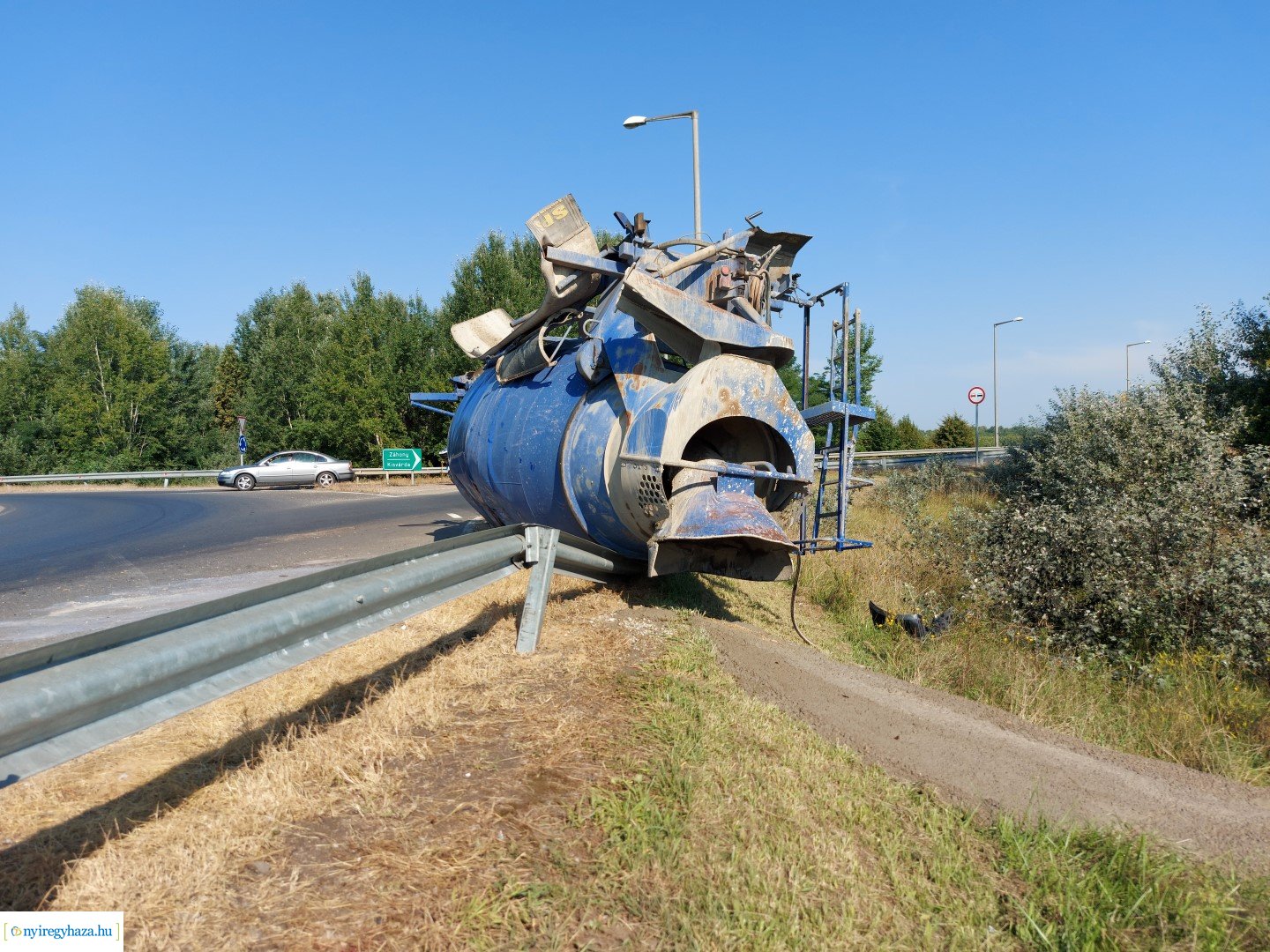 Betonmixer tartály szabadult el a 41-es főútvonalon