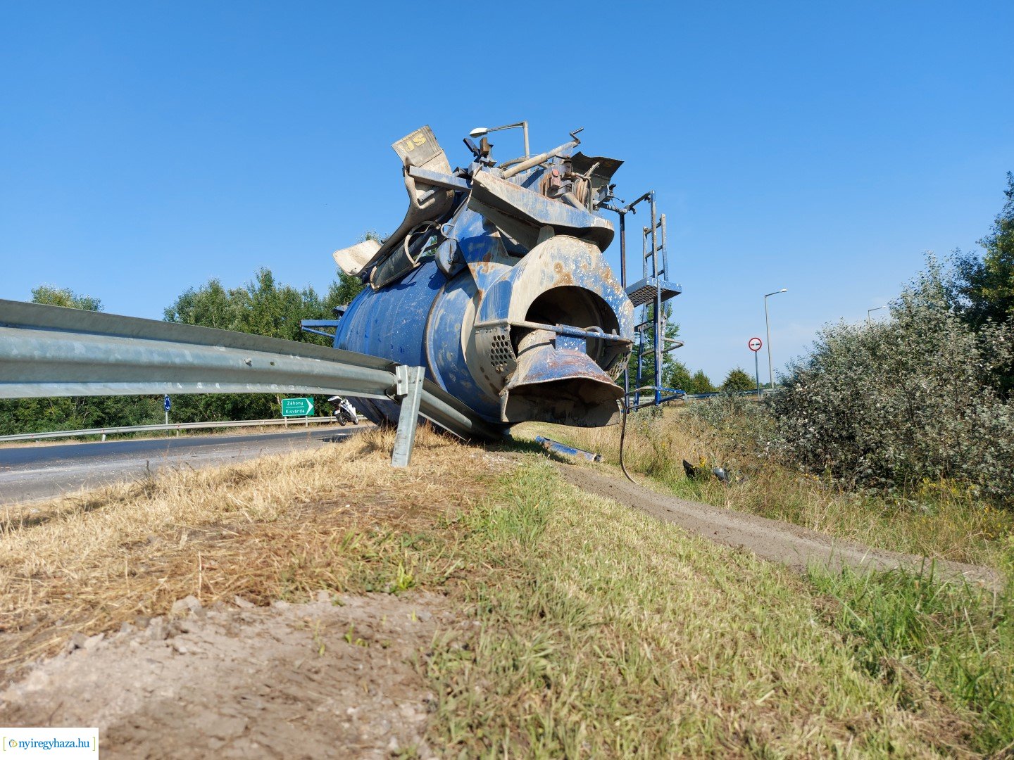 Betonmixer tartály szabadult el a 41-es főútvonalon