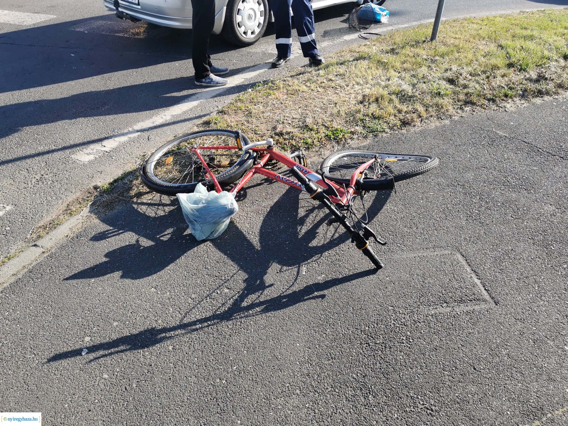 Biciklis és autós ütközött