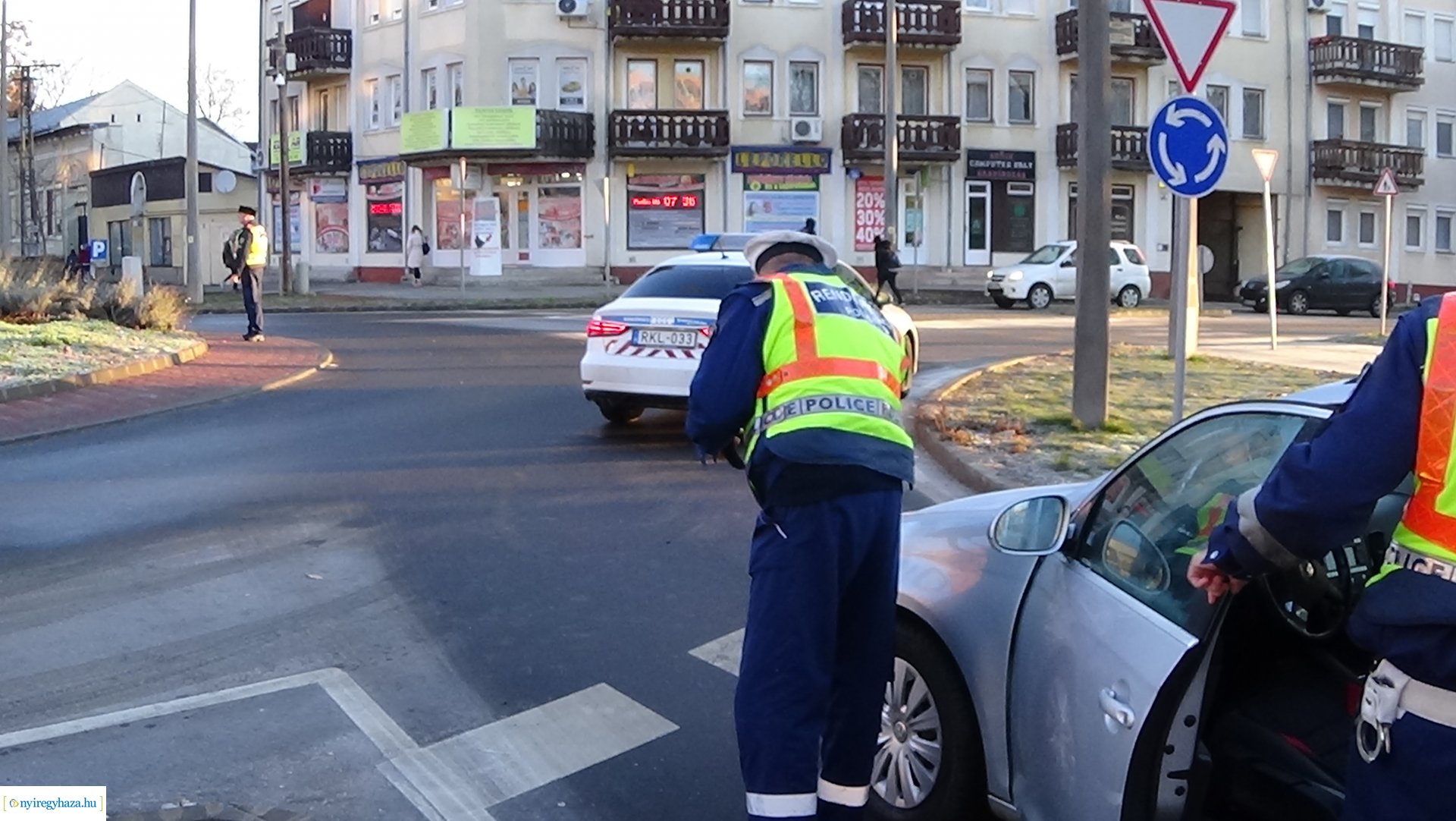 Biciklist gázoltak a a Szarvas és Kígyó utcai körforgalomnál