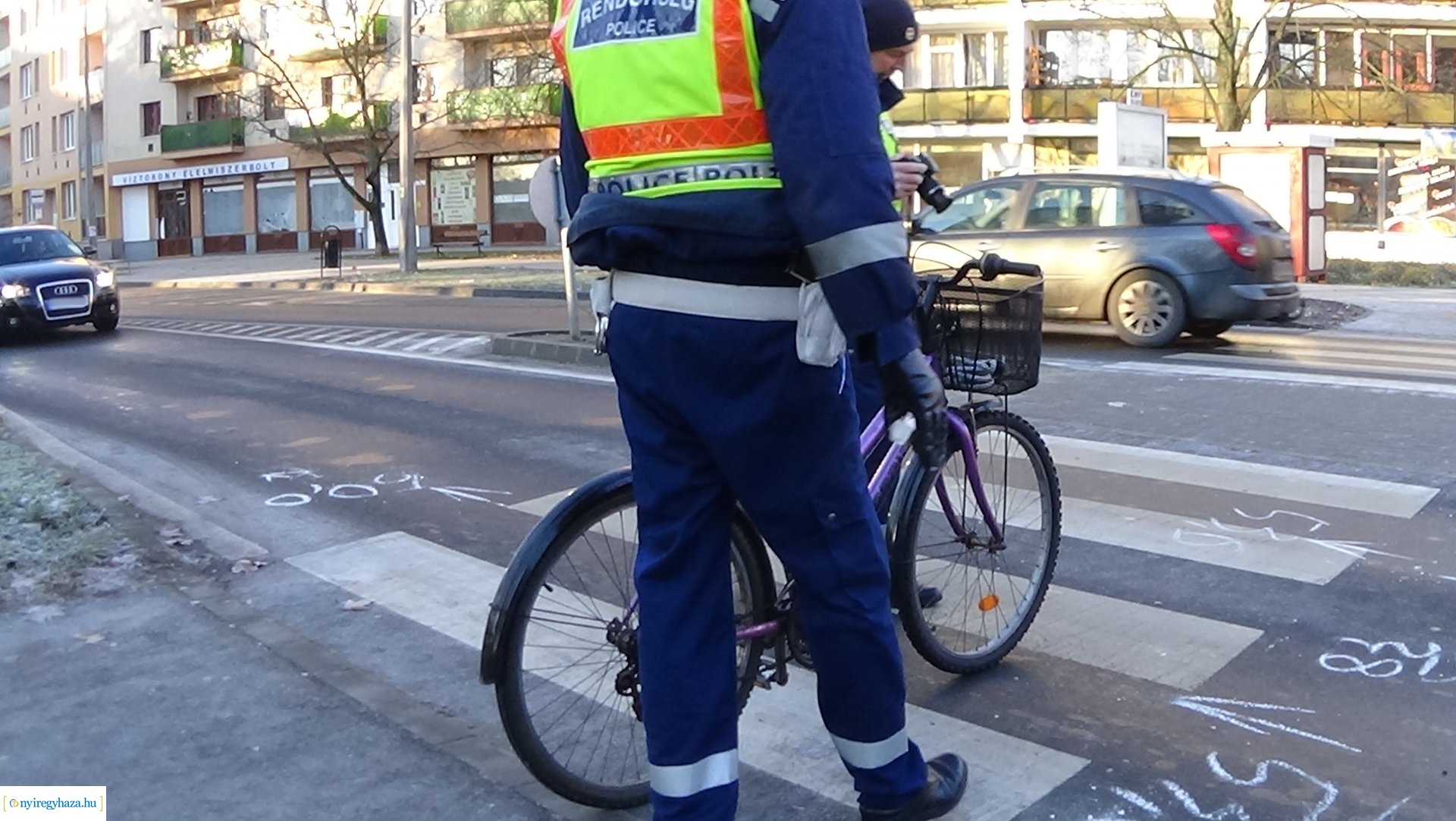 Biciklist gázoltak a a Szarvas és Kígyó utcai körforgalomnál