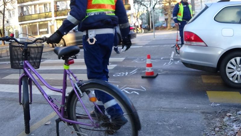 Biciklist gázoltak a a Szarvas és Kígyó utcai körforgalomnál