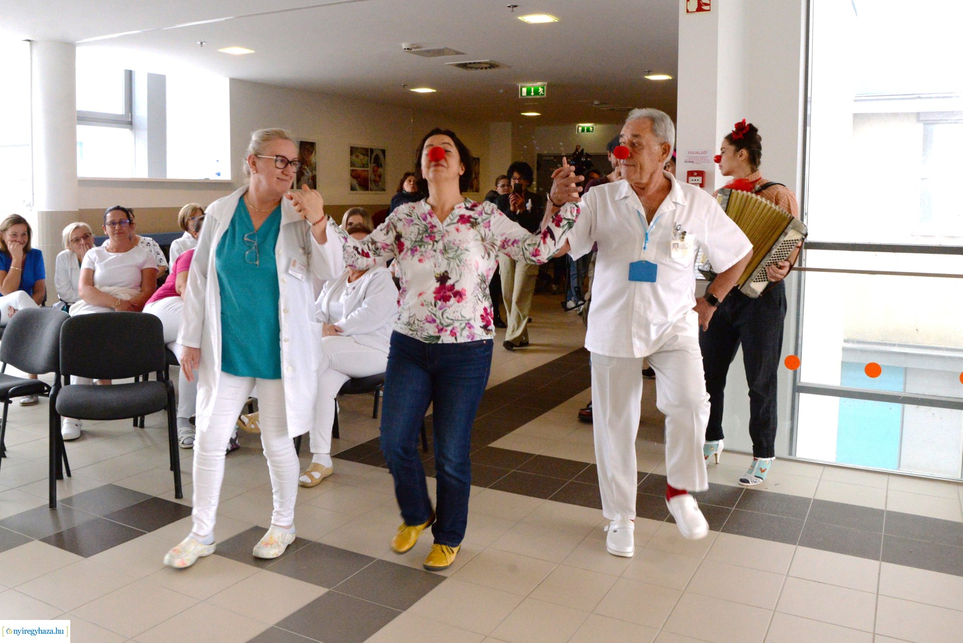 Bohócdoktori vizit a Nyíregyházi Jósa András Tagkórházban