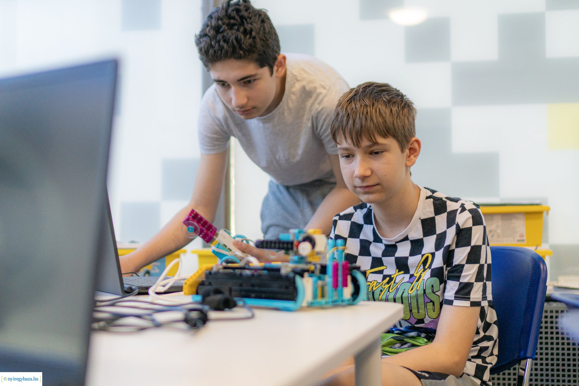 Bordeaux-i RoboCup23 nemzetközi versenyre készülnek a nyíregyházi fiatalok.