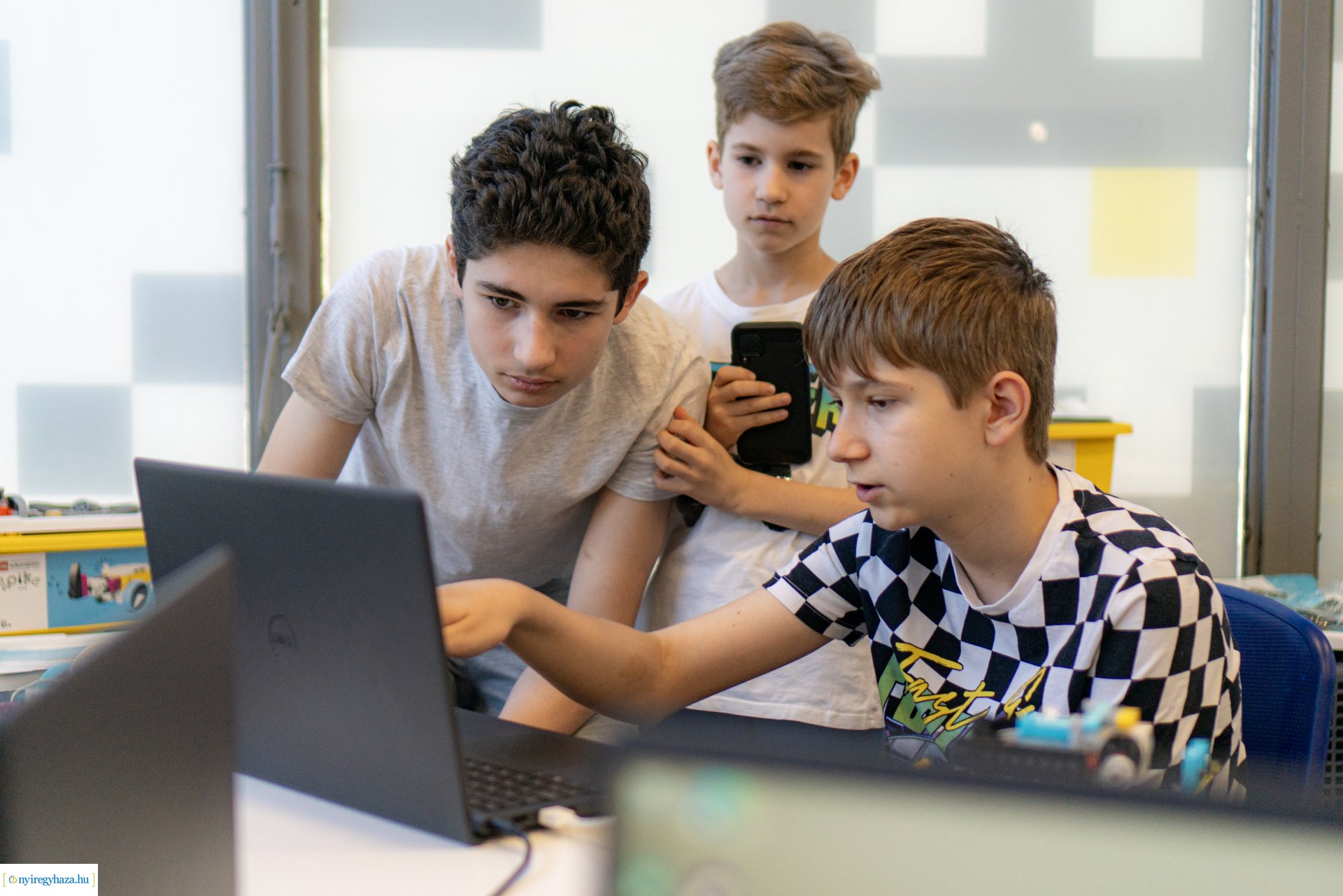 Bordeaux-i RoboCup23 nemzetközi versenyre készülnek a nyíregyházi fiatalok.