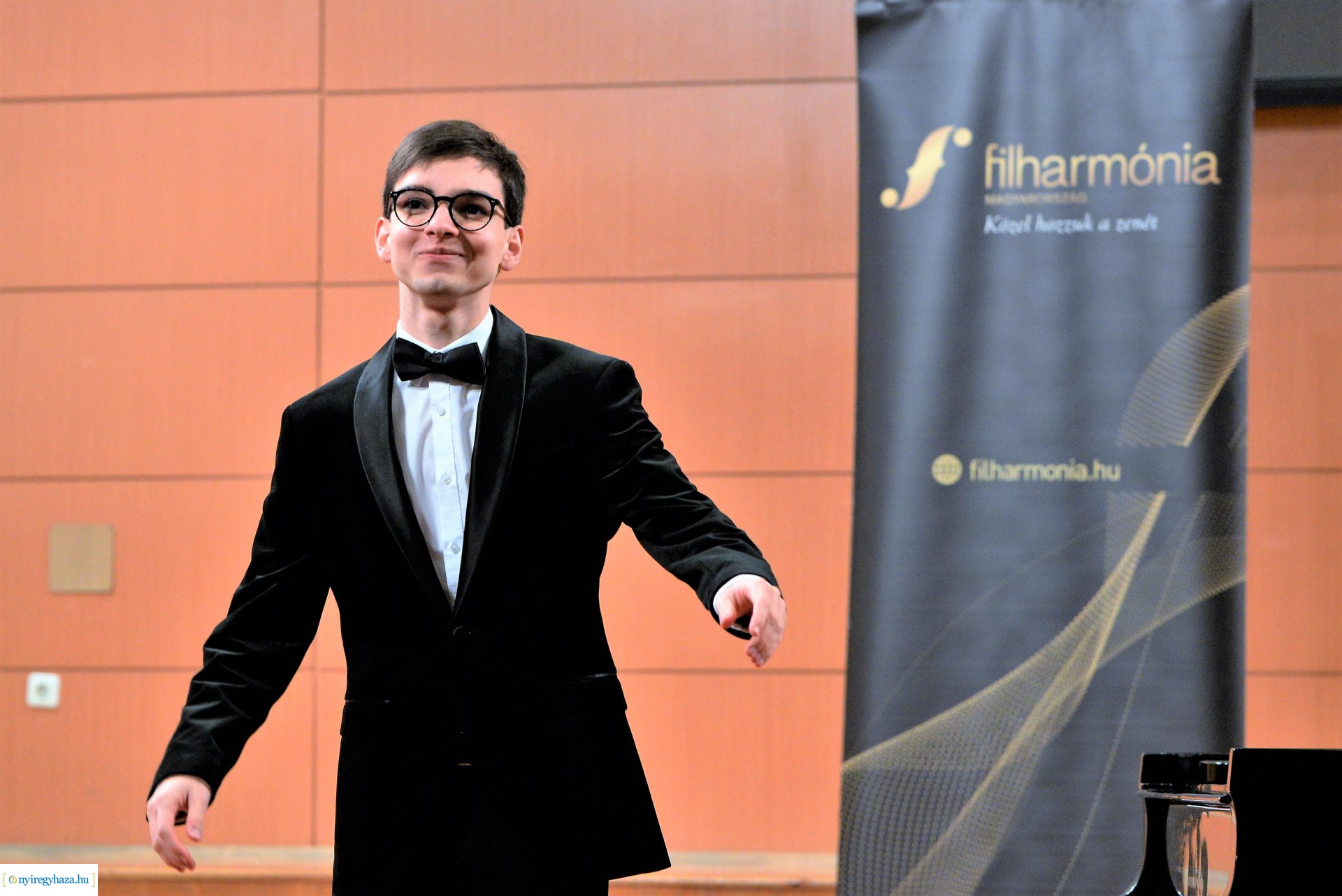 Boros Misi zongoraestje