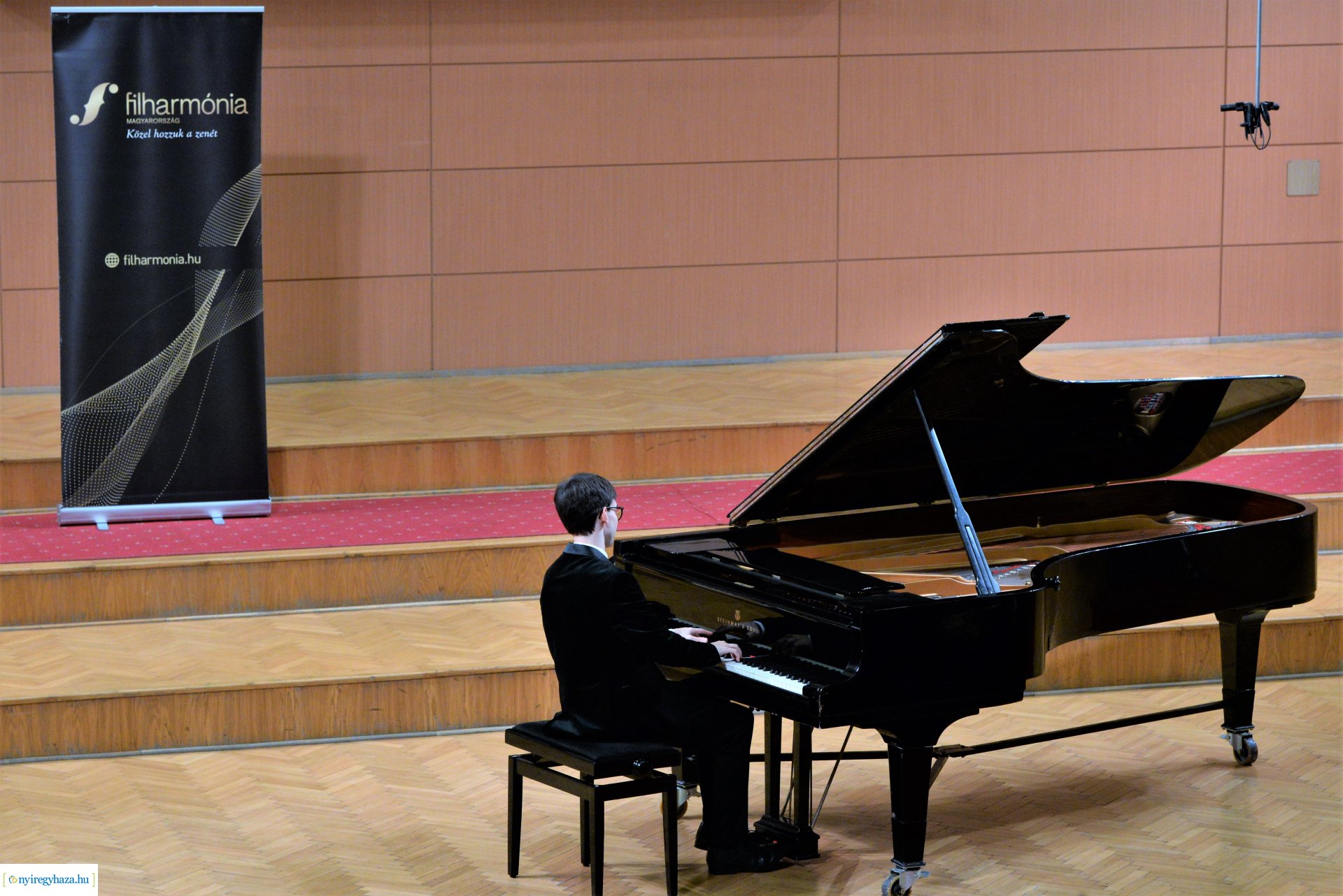 Boros Misi zongoraestje