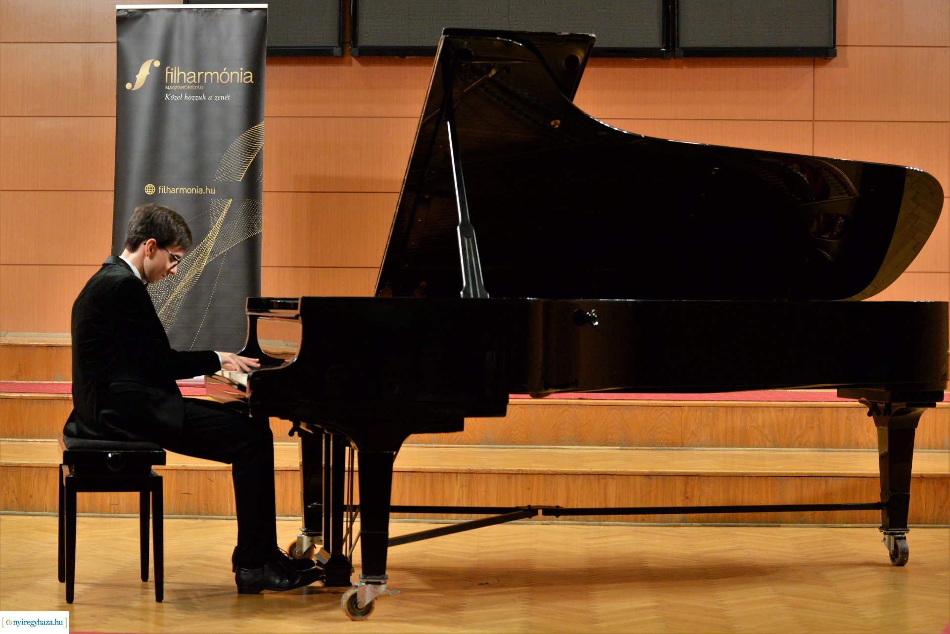 Boros Misi zongoraestje