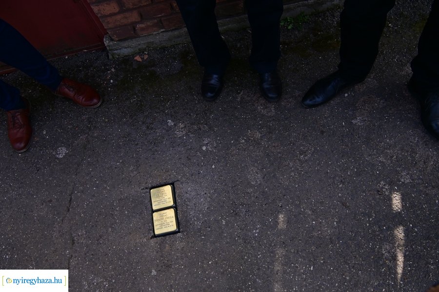 Botlató kő a Bujtos utcán