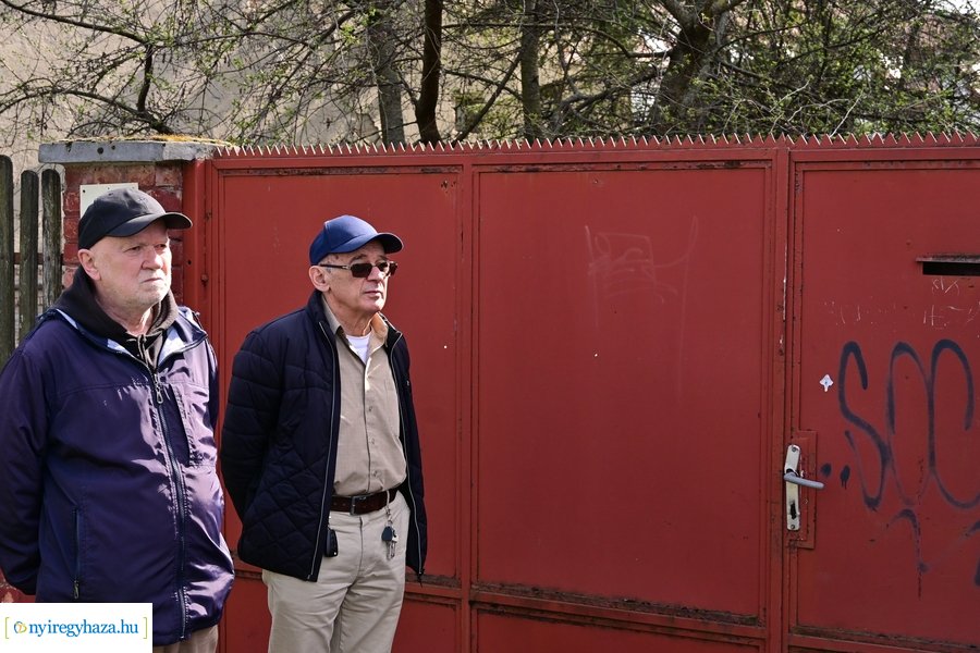 Botlató kő a Bujtos utcán