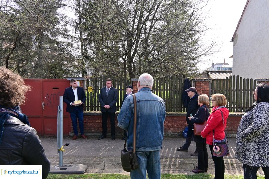 Botlató kő a Bujtos utcán