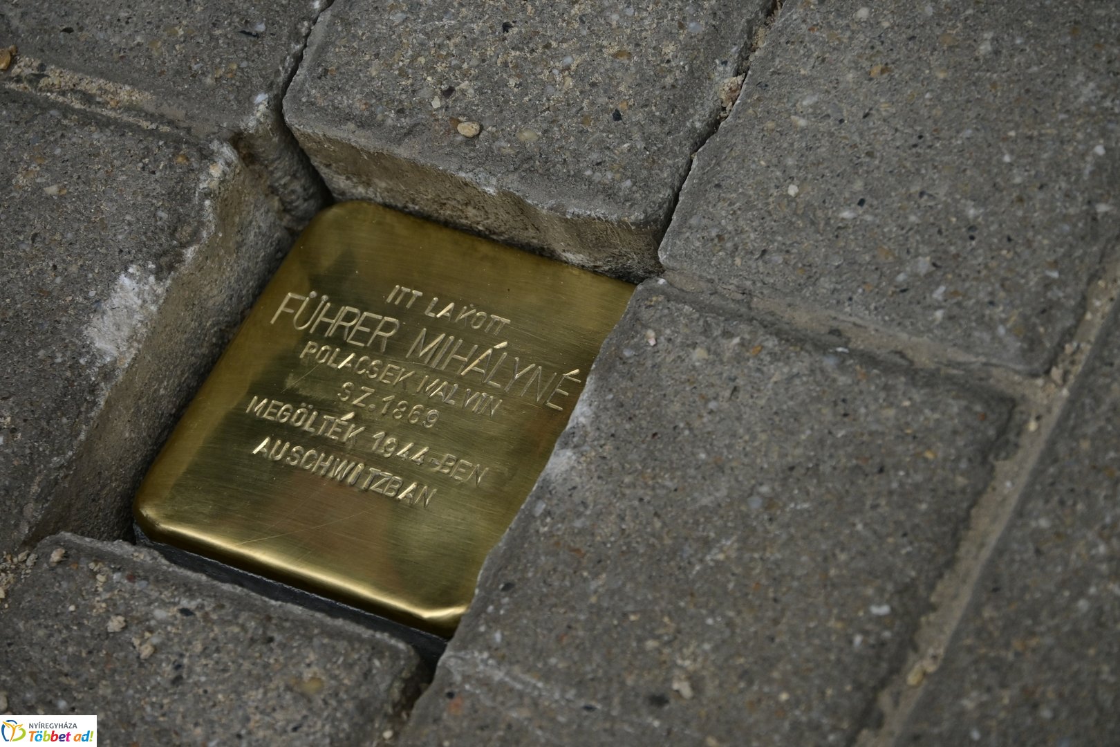 Botlatókövek az Egyház és Rákóczi utcán 2025 októberében