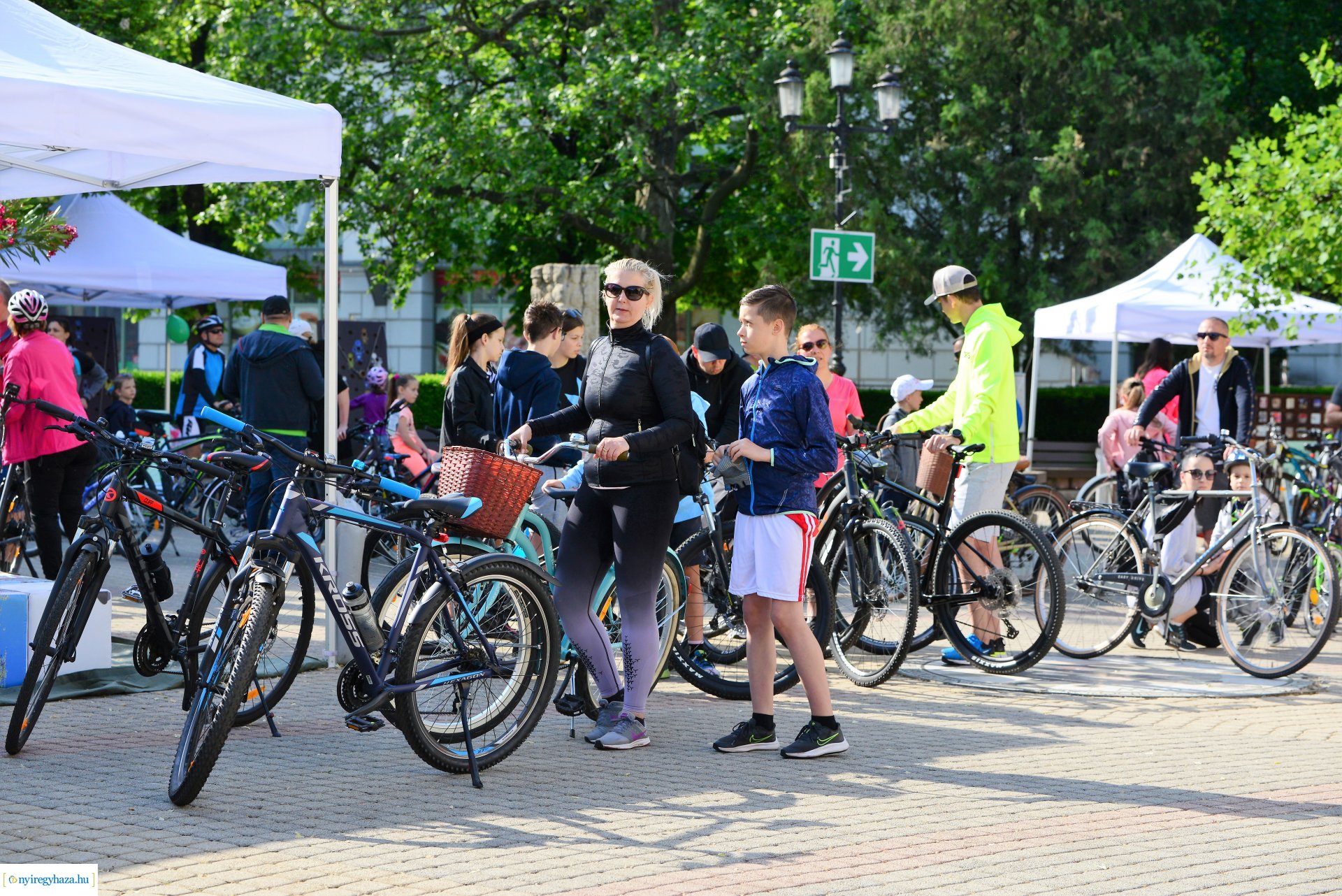 Brigna Piknik 2022 - Elstartolt a mezőny a Kossuth térről