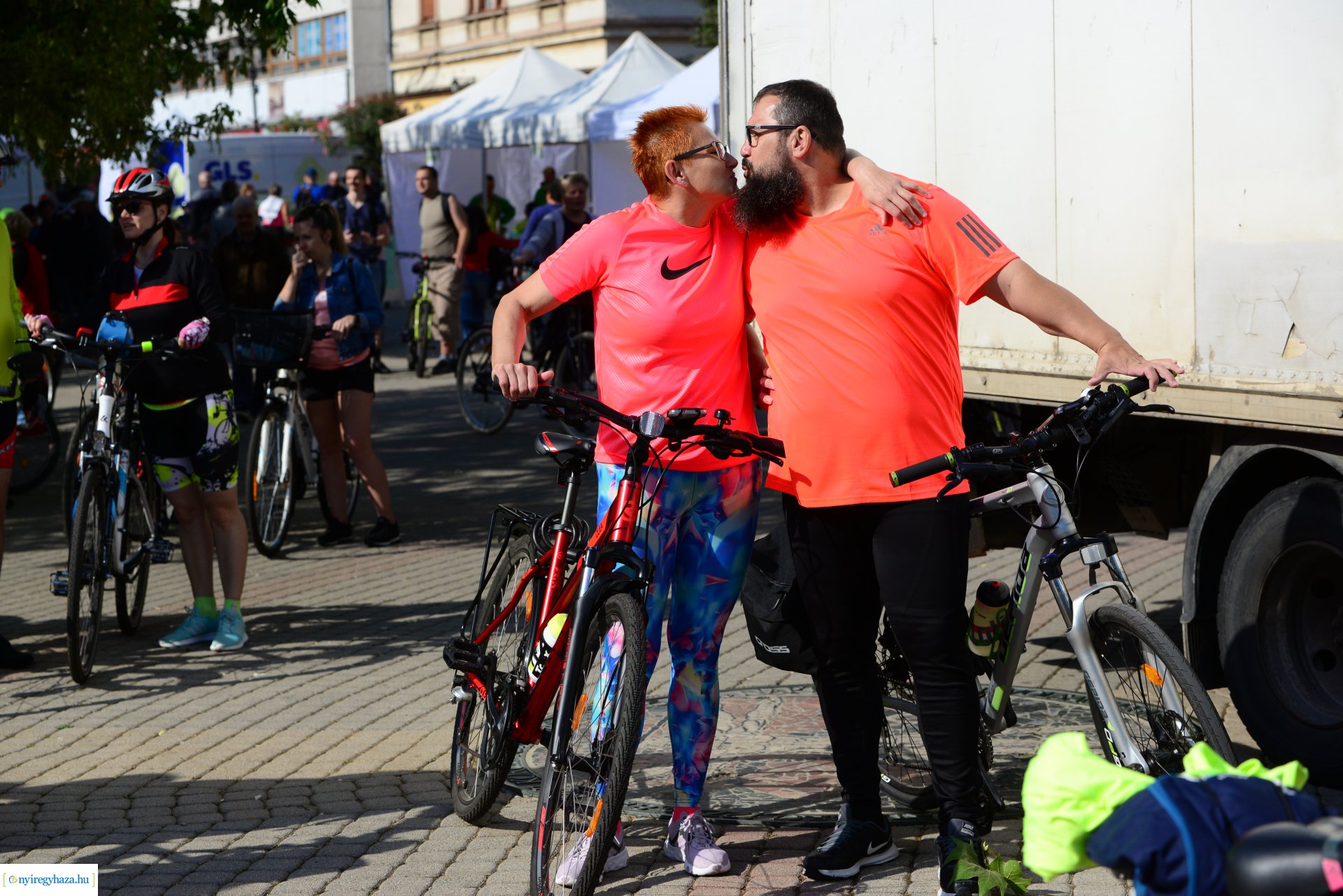 Brigna Piknik 2022 - Elstartolt a mezőny a Kossuth térről