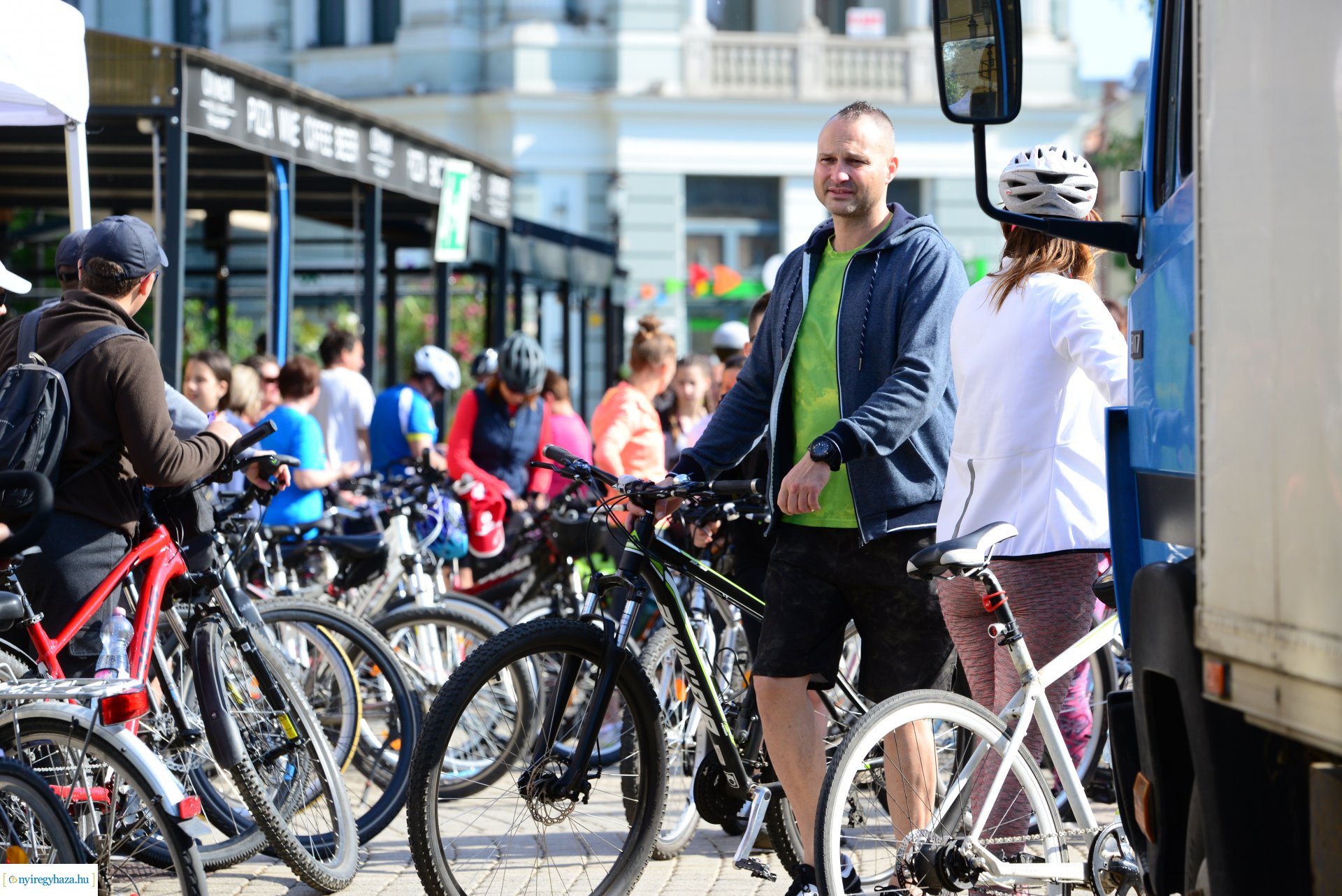 Brigna Piknik 2022 - Elstartolt a mezőny a Kossuth térről