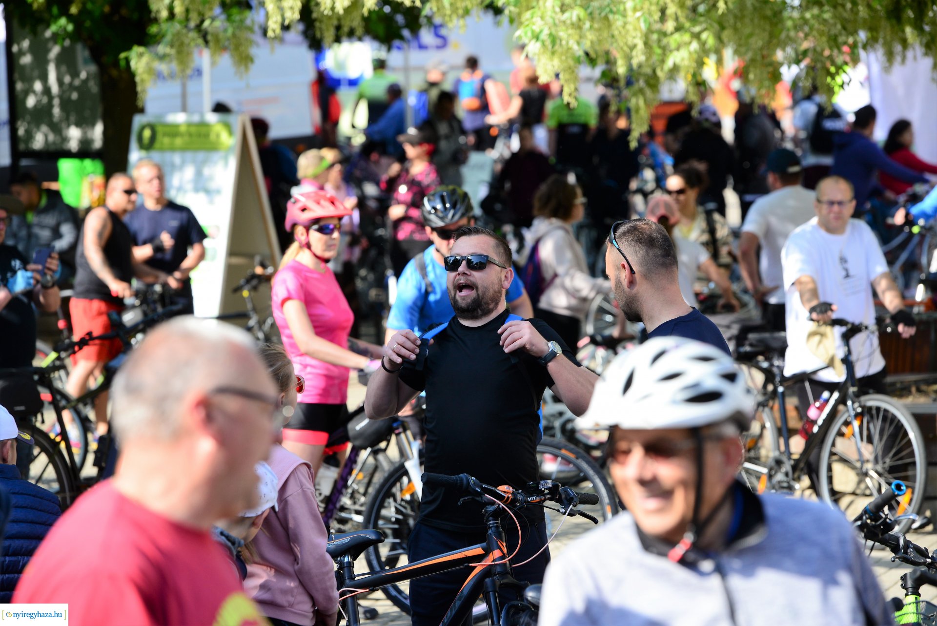Brigna Piknik 2022 - Elstartolt a mezőny a Kossuth térről