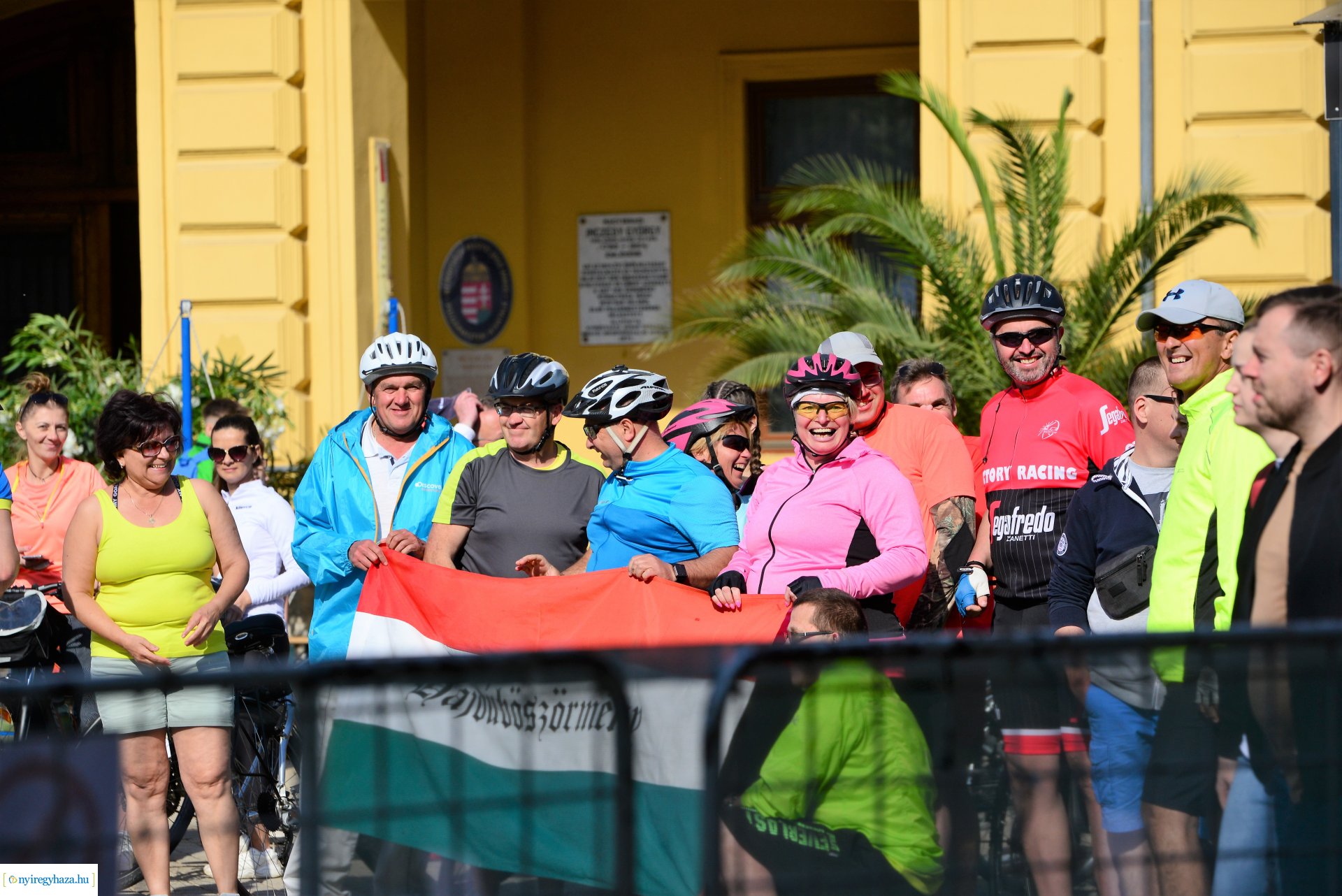 Brigna Piknik 2022 - Elstartolt a mezőny a Kossuth térről