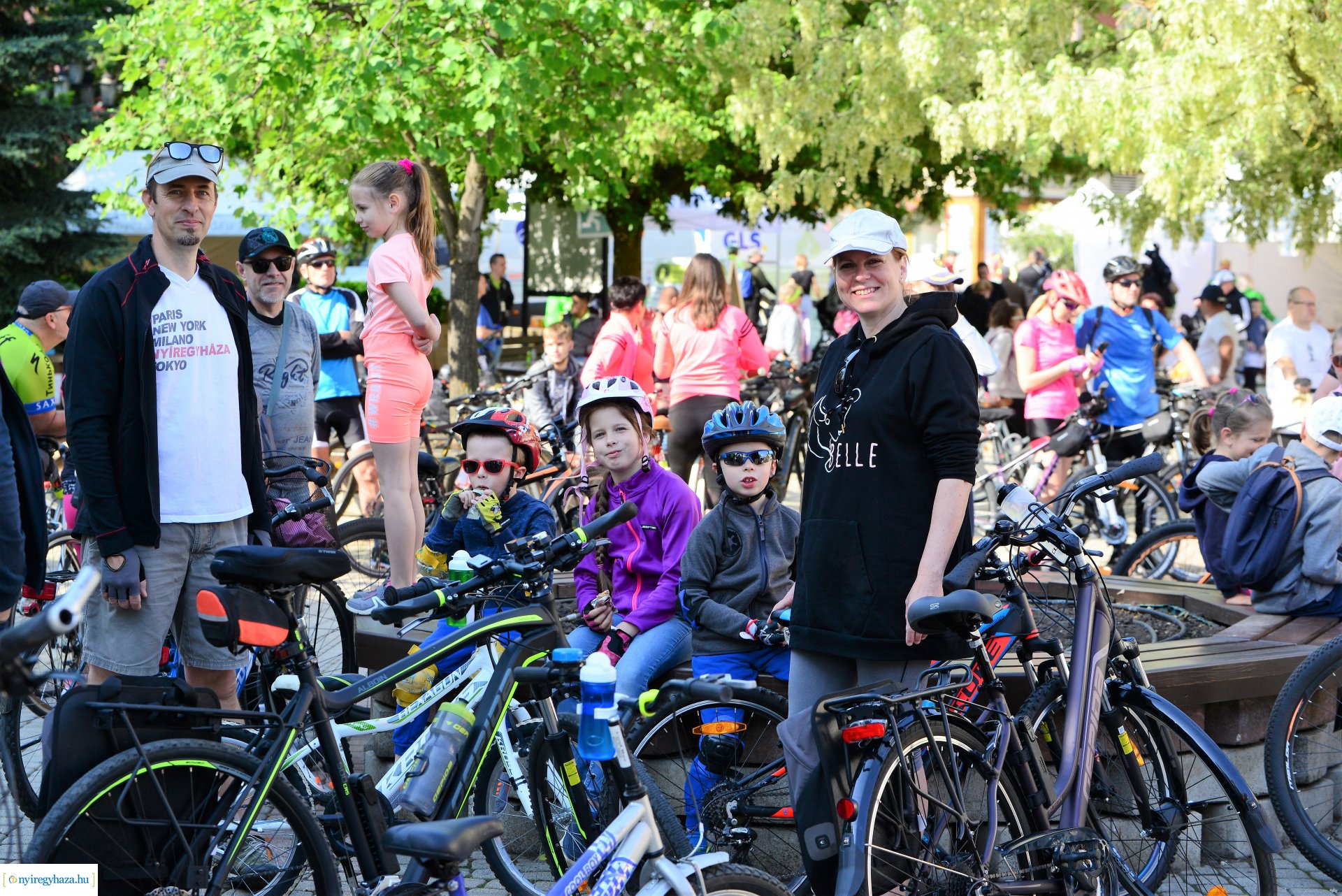 Brigna Piknik 2022 - Elstartolt a mezőny a Kossuth térről