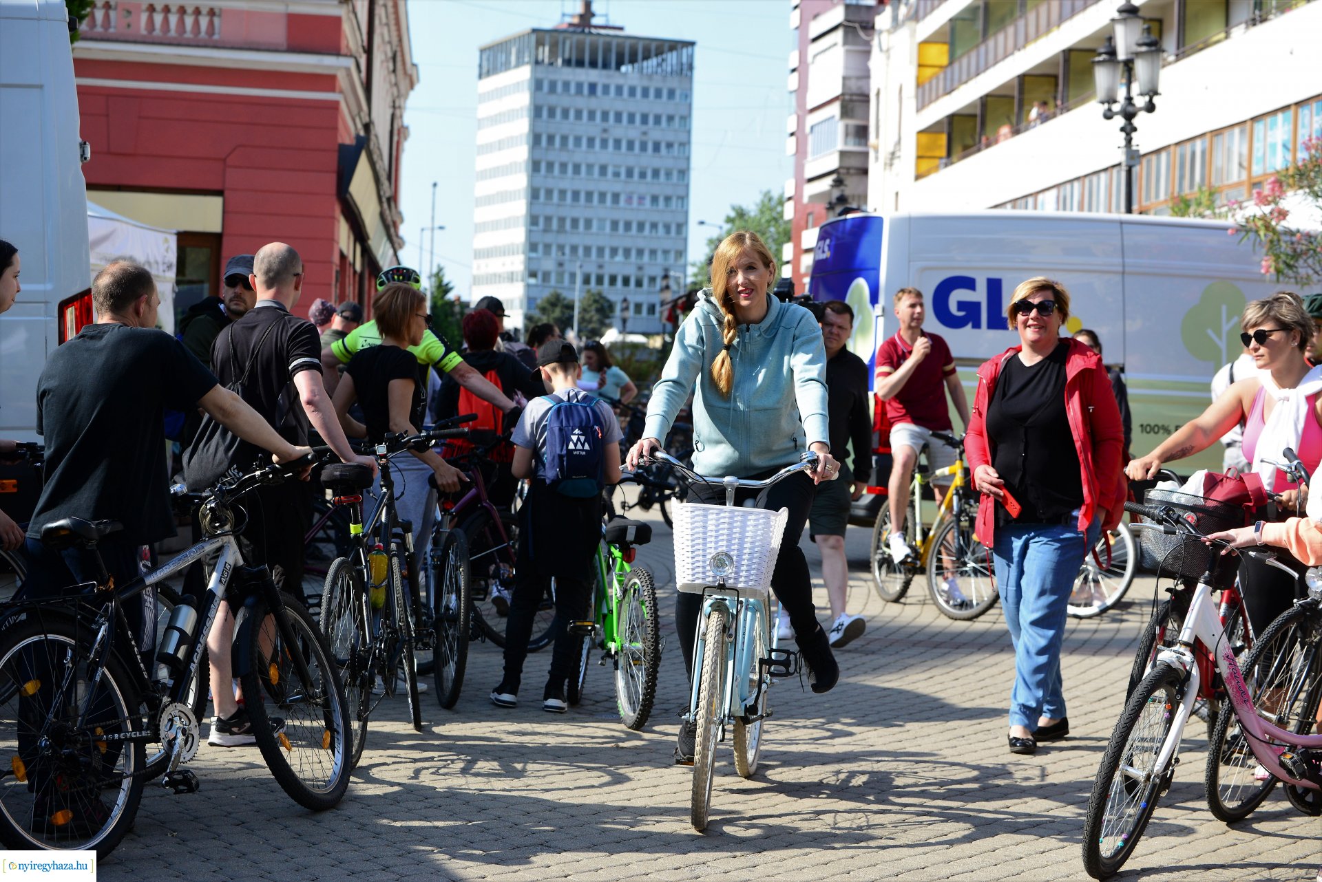 Brigna Piknik 2022 - Elstartolt a mezőny a Kossuth térről