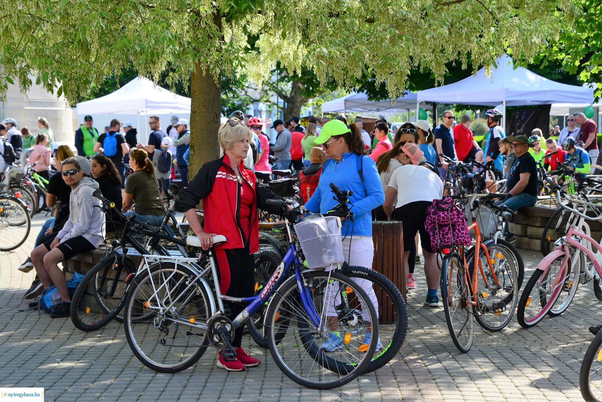 Brigna Piknik 2022 - Elstartolt a mezőny a Kossuth térről