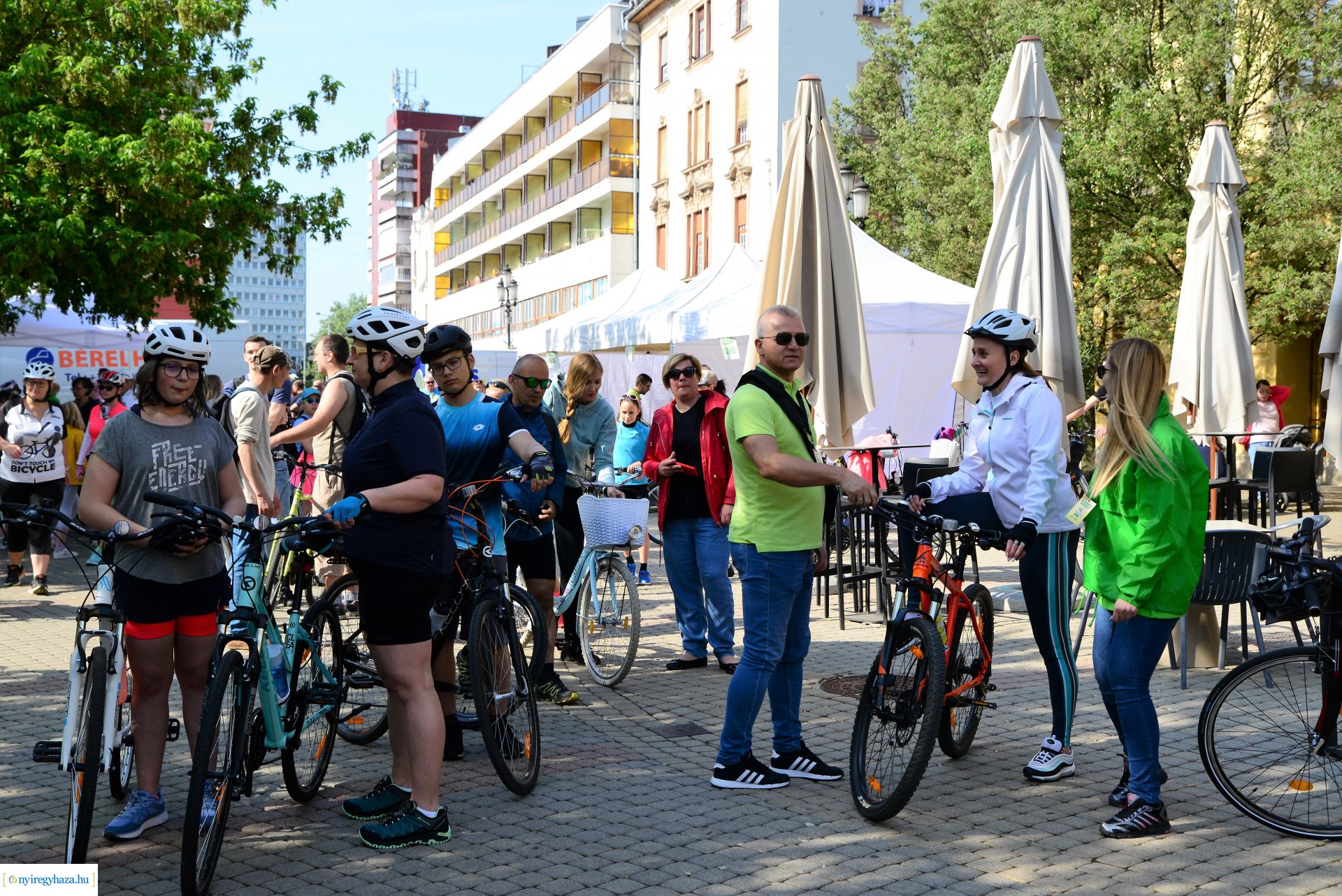 Brigna Piknik 2022 - Elstartolt a mezőny a Kossuth térről