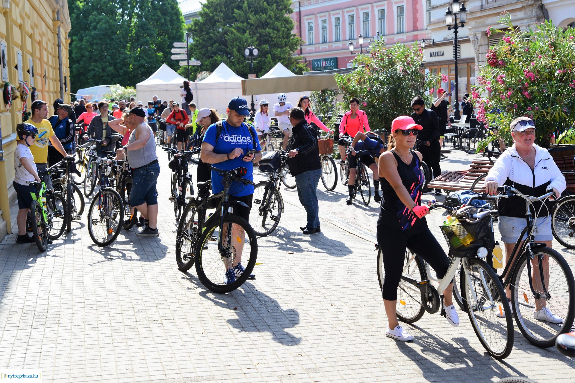 Brigna Piknik 2022 - Elstartolt a mezőny a Kossuth térről