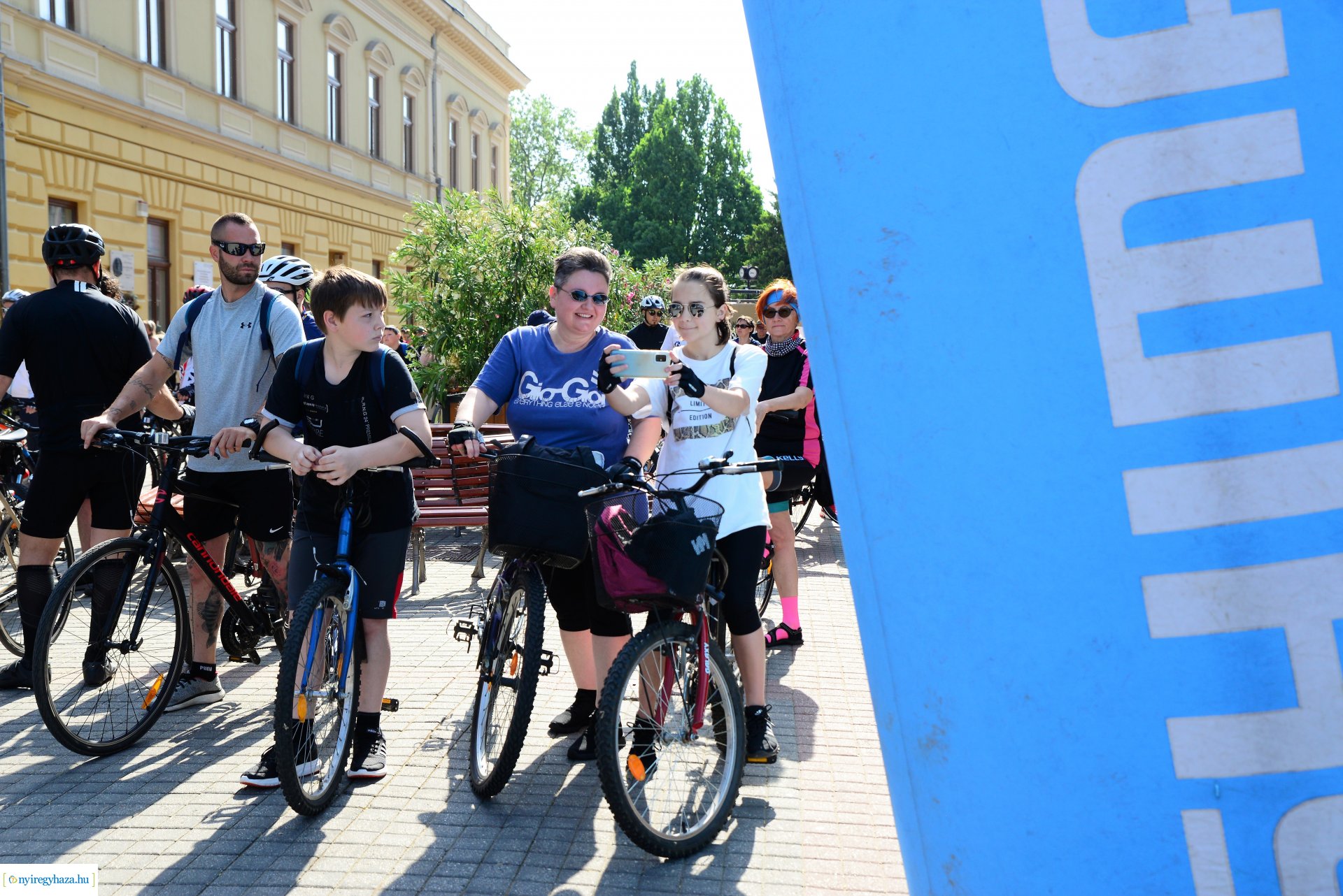 Brigna Piknik 2022 - Elstartolt a mezőny a Kossuth térről