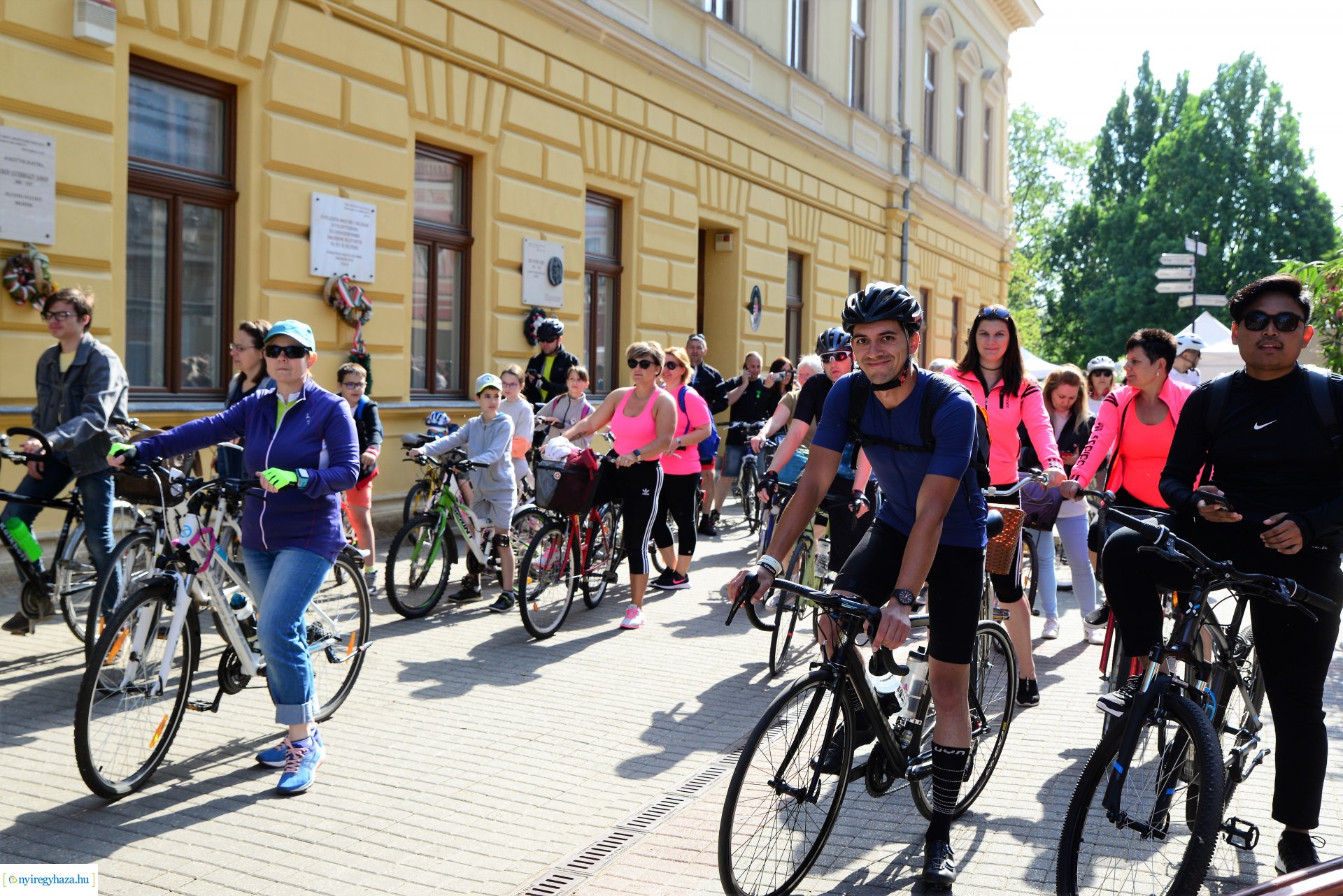 Brigna Piknik 2022 - Elstartolt a mezőny a Kossuth térről
