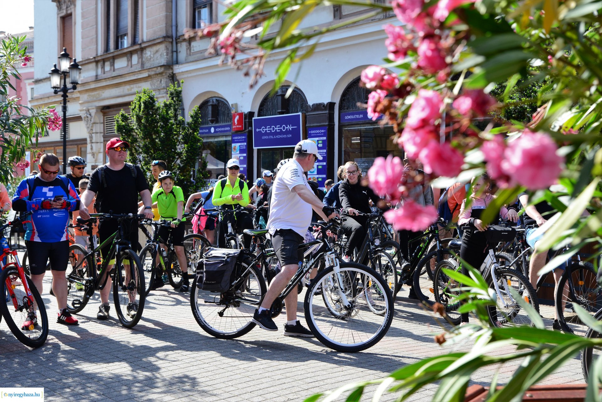 Brigna Piknik 2022 - Elstartolt a mezőny a Kossuth térről