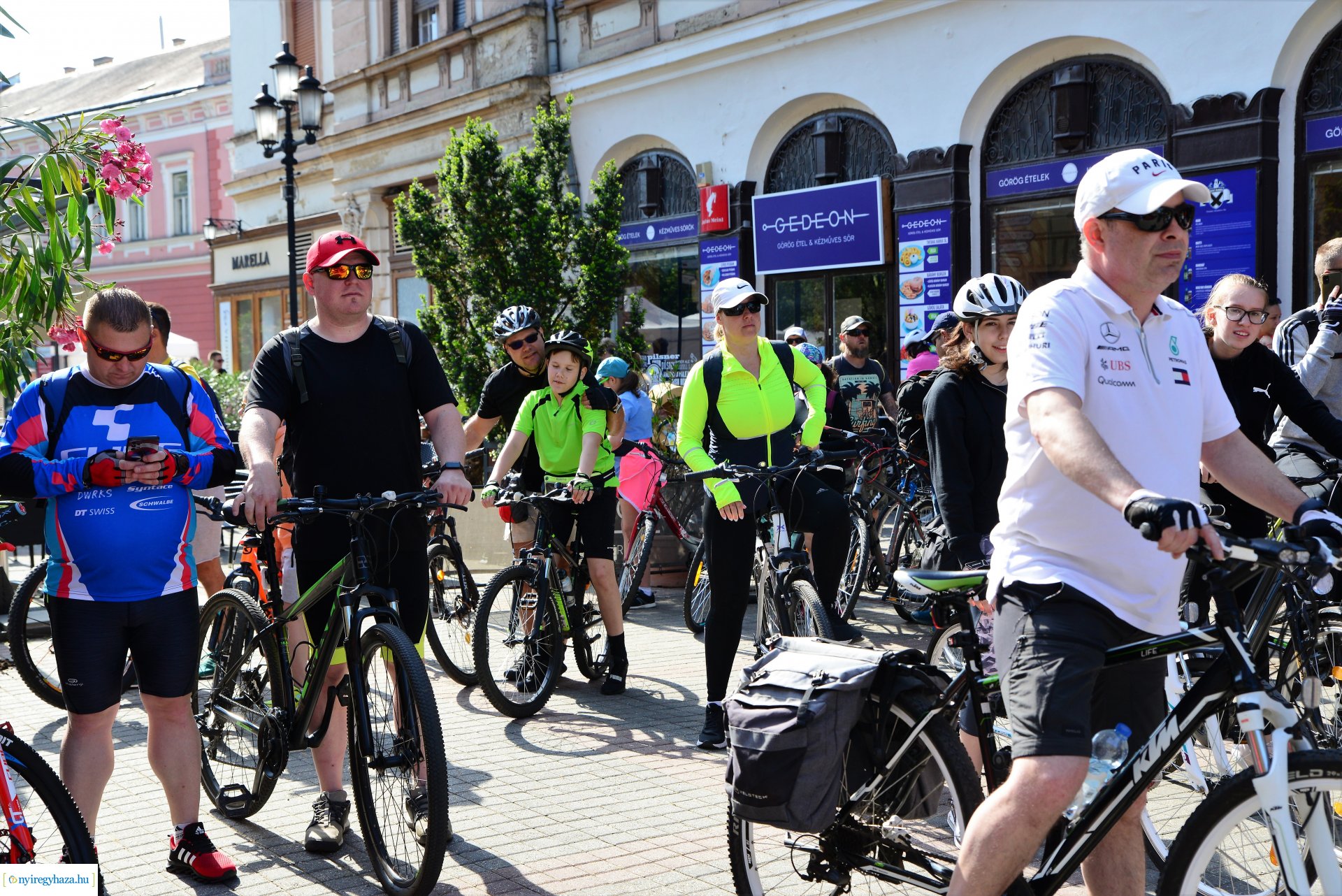 Brigna Piknik 2022 - Elstartolt a mezőny a Kossuth térről