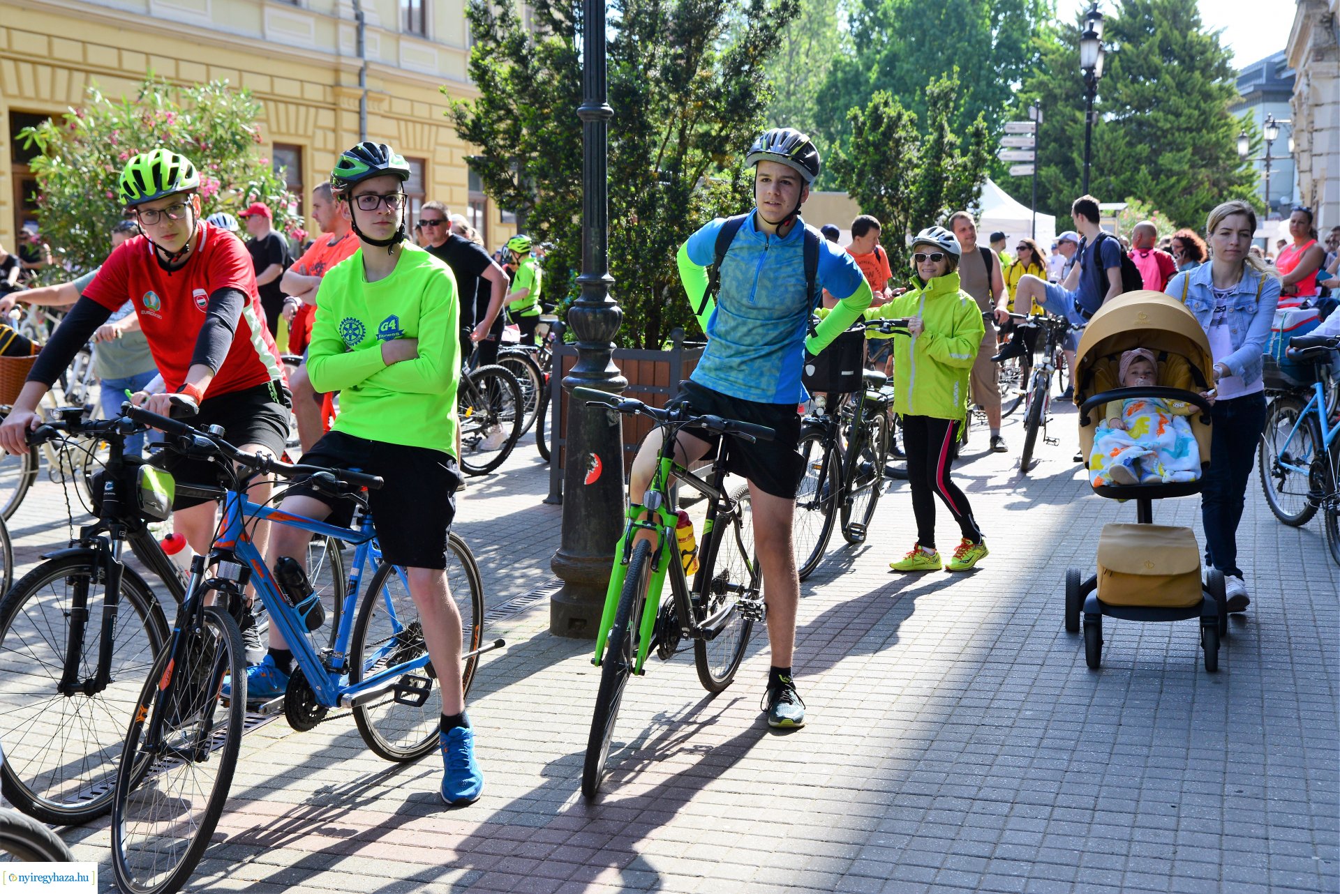 Brigna Piknik 2022 - Elstartolt a mezőny a Kossuth térről