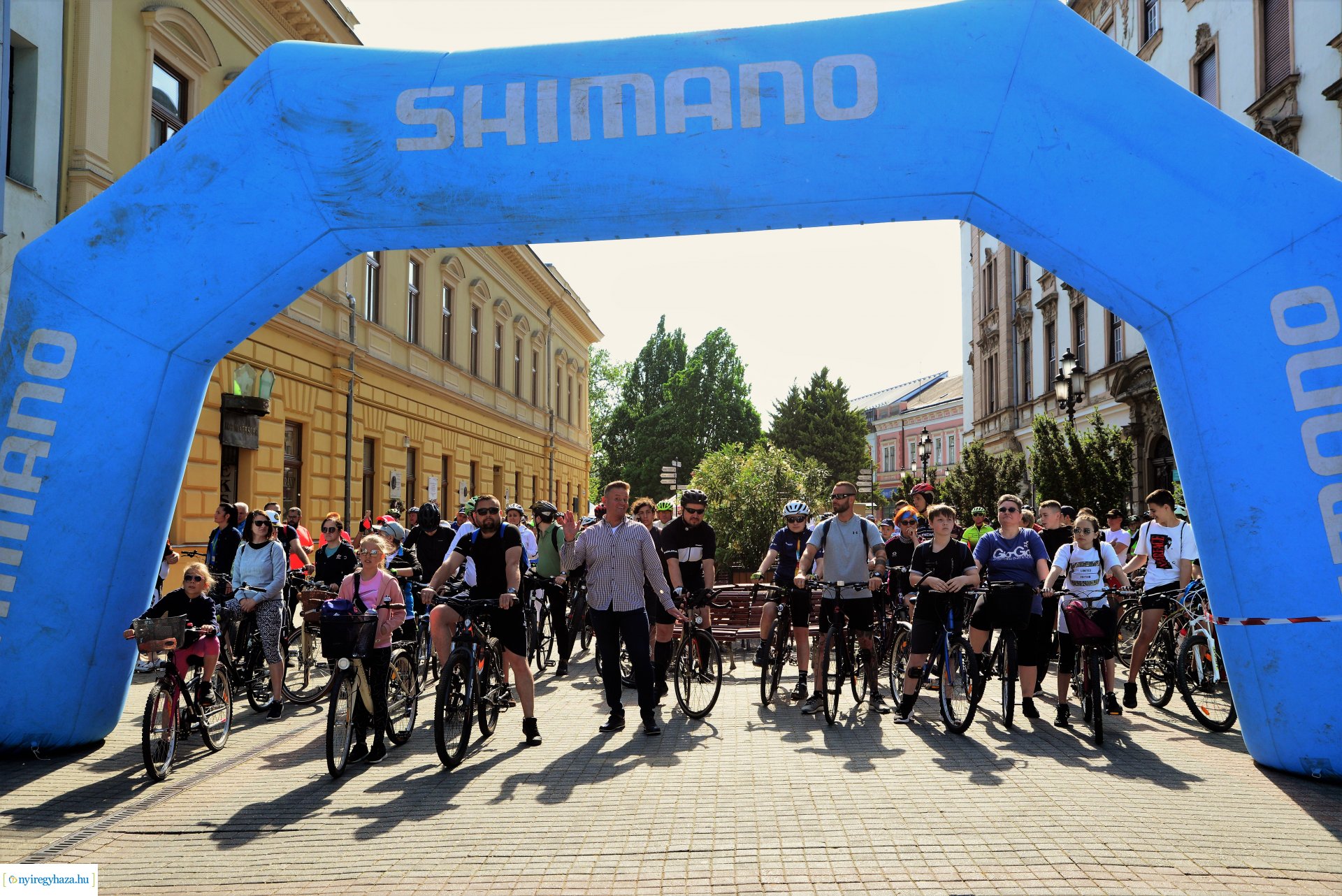 Brigna Piknik 2022 - Elstartolt a mezőny a Kossuth térről