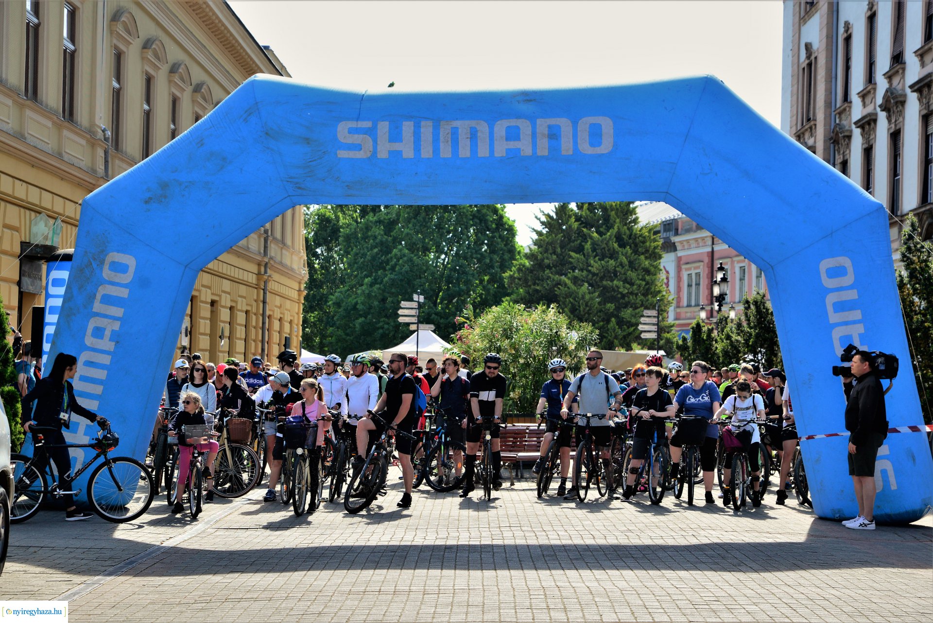 Brigna Piknik 2022 - Elstartolt a mezőny a Kossuth térről