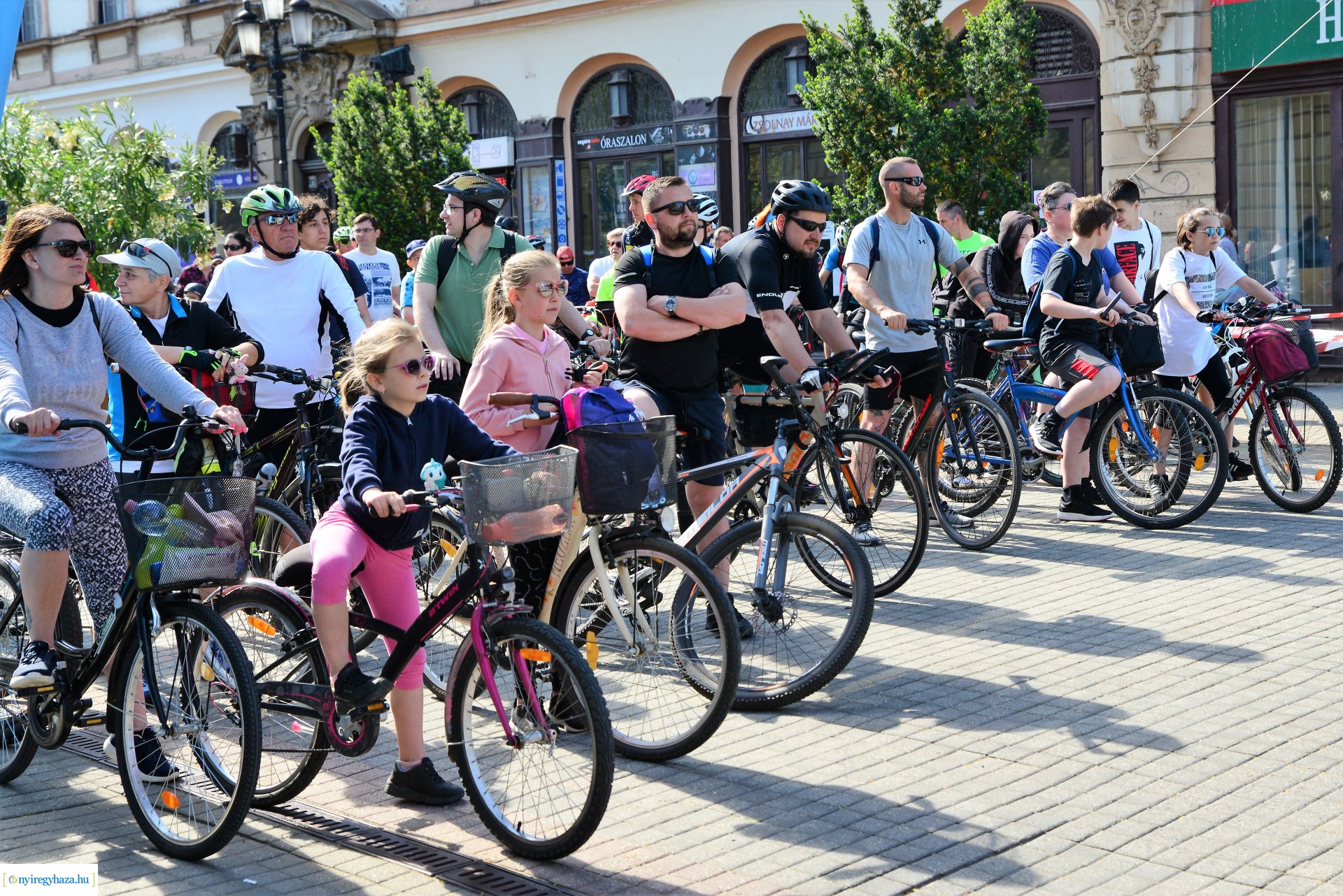 Brigna Piknik 2022 - Elstartolt a mezőny a Kossuth térről