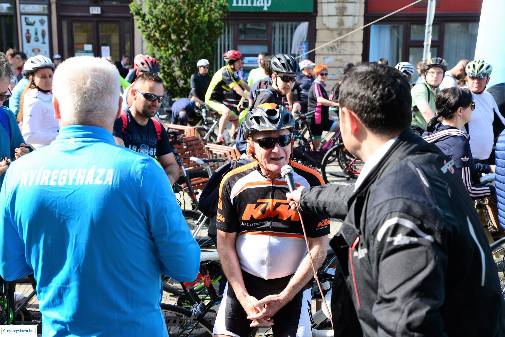 Brigna Piknik 2022 - Elstartolt a mezőny a Kossuth térről