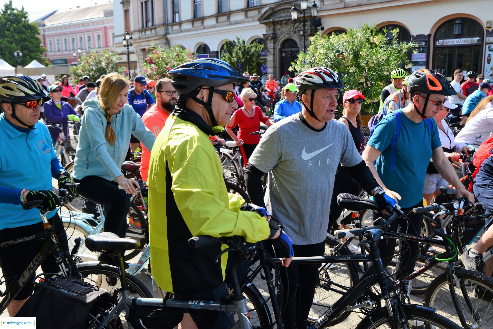 Brigna Piknik 2022 - Elstartolt a mezőny a Kossuth térről