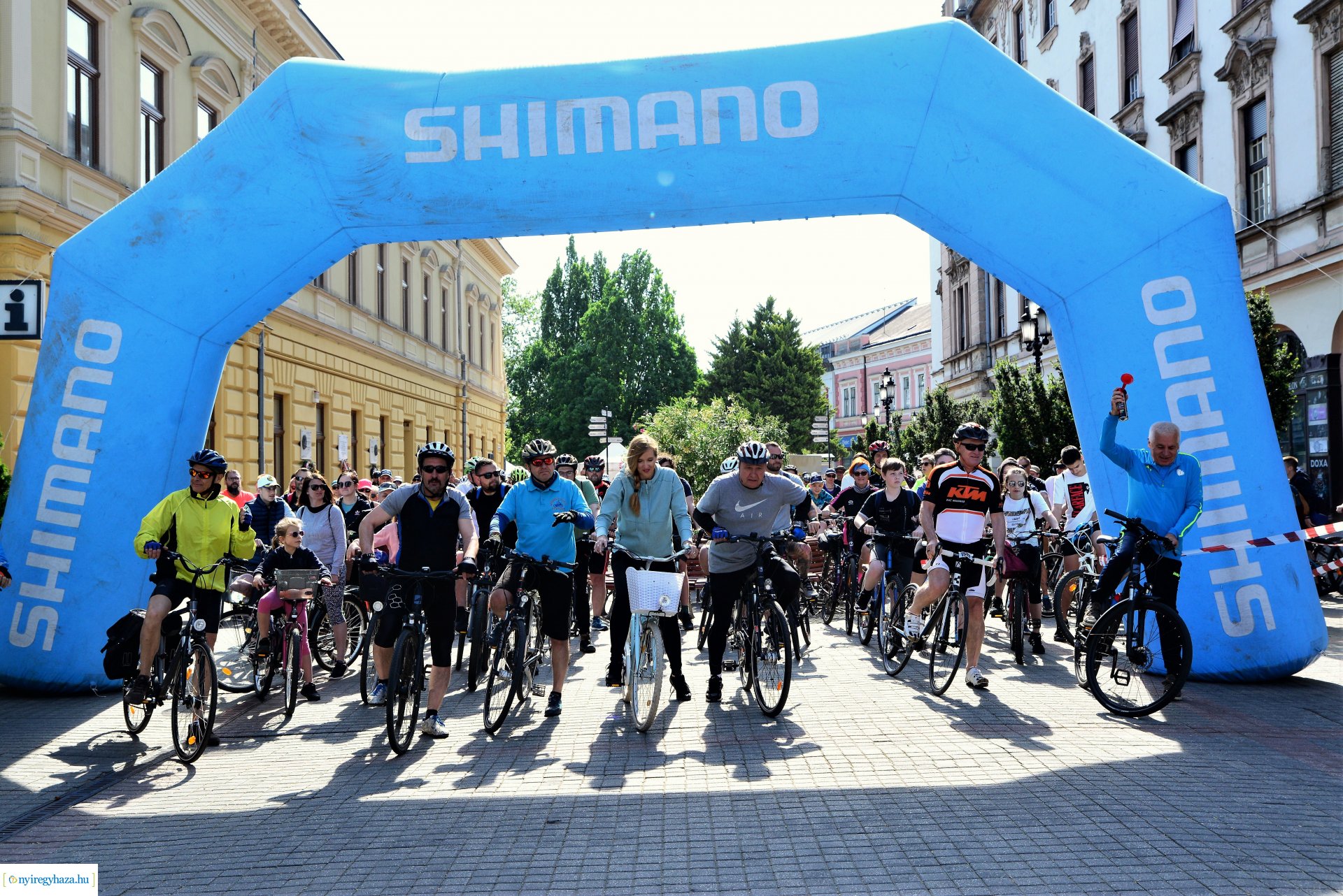 Brigna Piknik 2022 - Elstartolt a mezőny a Kossuth térről