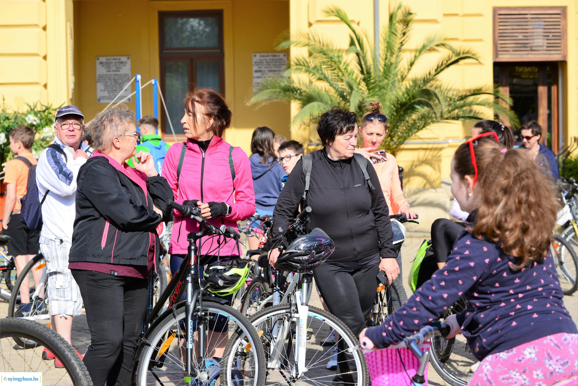 Brigna Piknik 2022 - Elstartolt a mezőny a Kossuth térről