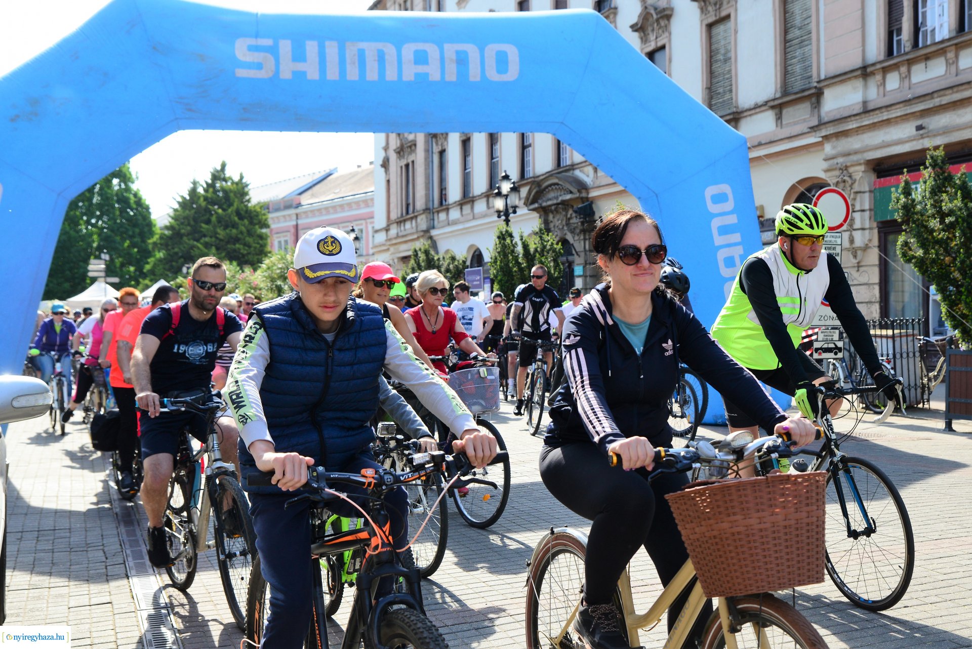 Brigna Piknik 2022 - Elstartolt a mezőny a Kossuth térről