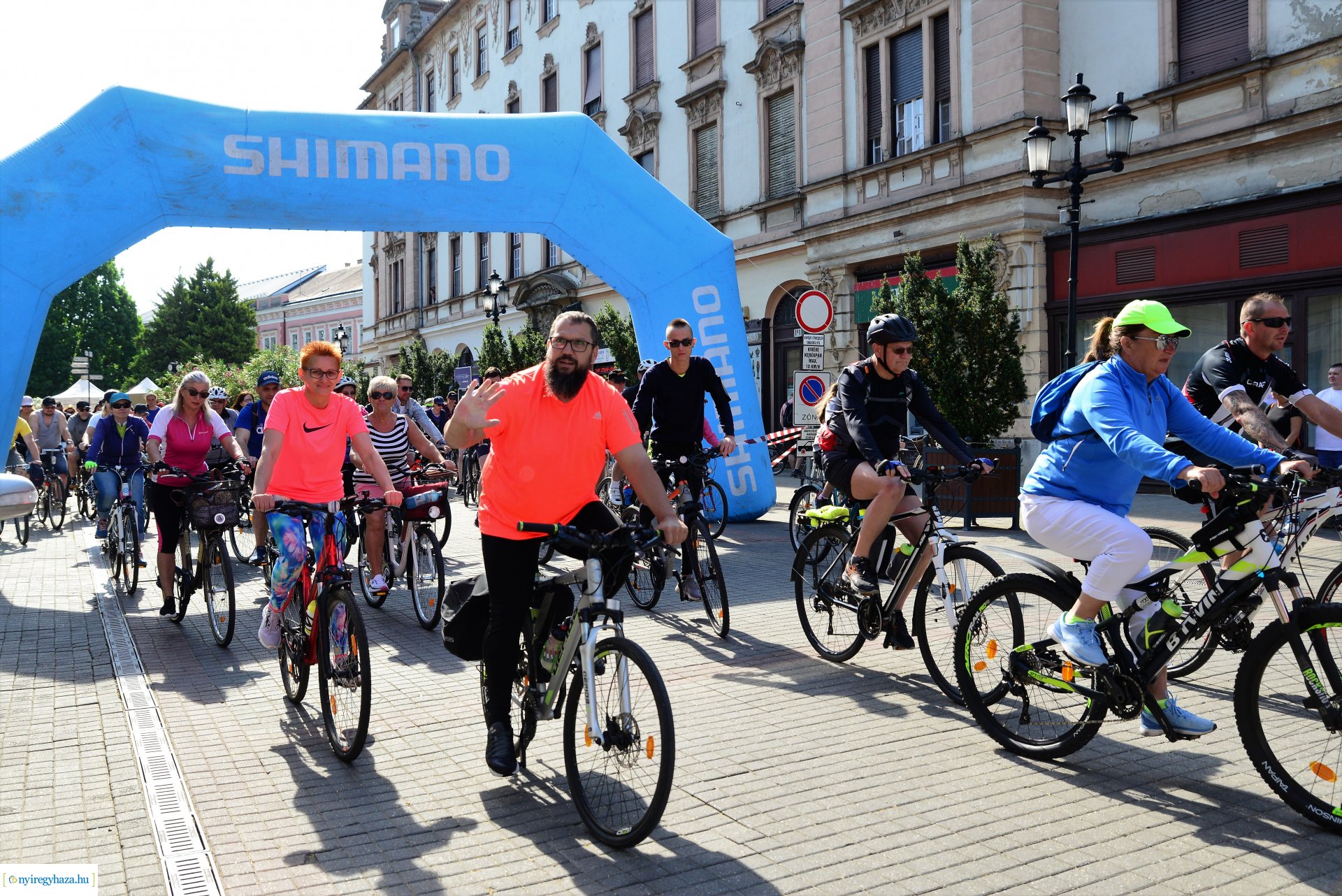 Brigna Piknik 2022 - Elstartolt a mezőny a Kossuth térről