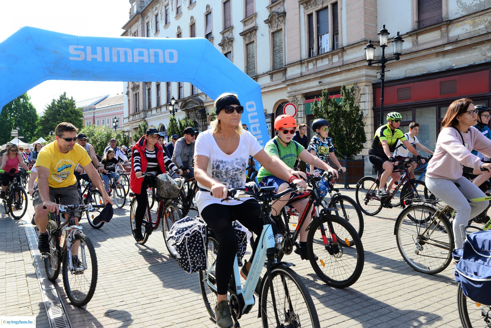 Brigna Piknik 2022 - Elstartolt a mezőny a Kossuth térről