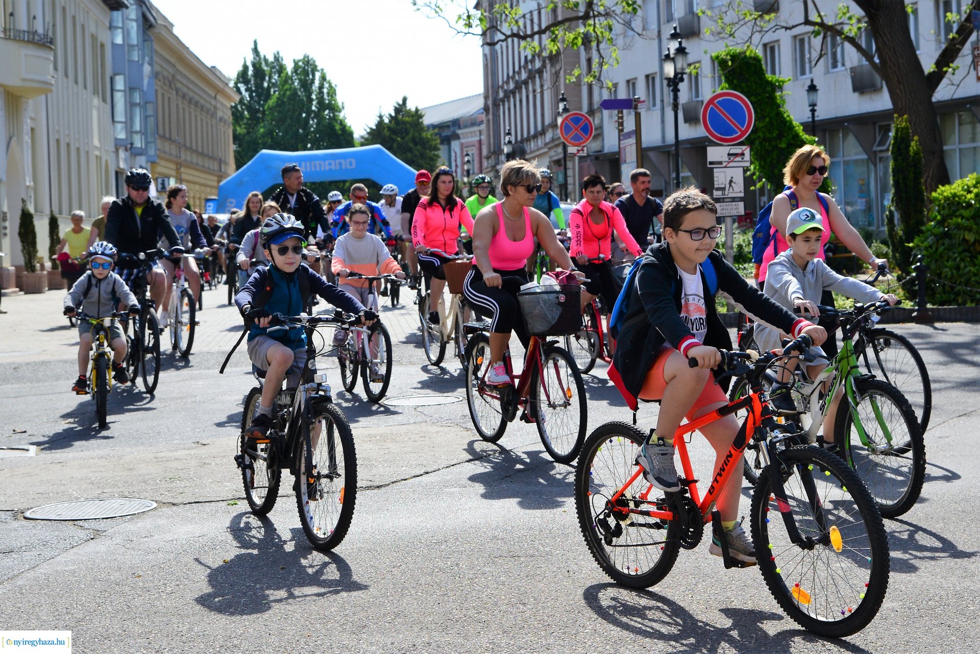 Brigna Piknik 2022 - Elstartolt a mezőny a Kossuth térről