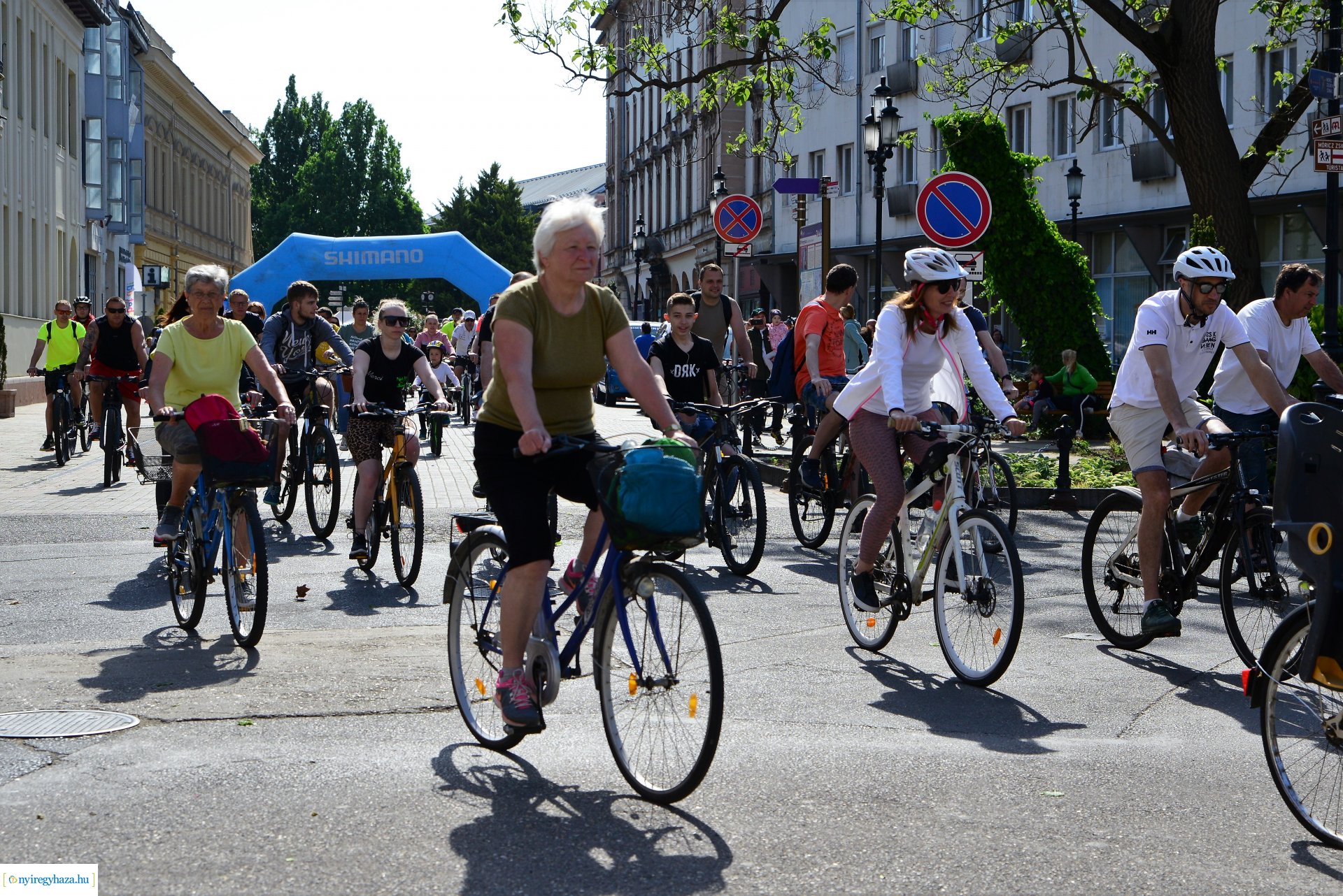 Brigna Piknik 2022 - Elstartolt a mezőny a Kossuth térről
