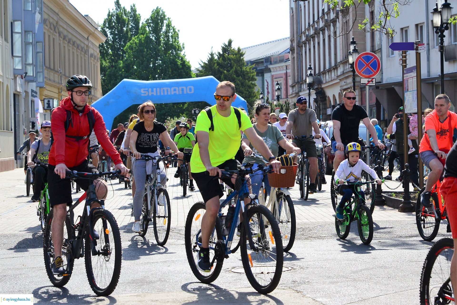 Brigna Piknik 2022 - Elstartolt a mezőny a Kossuth térről