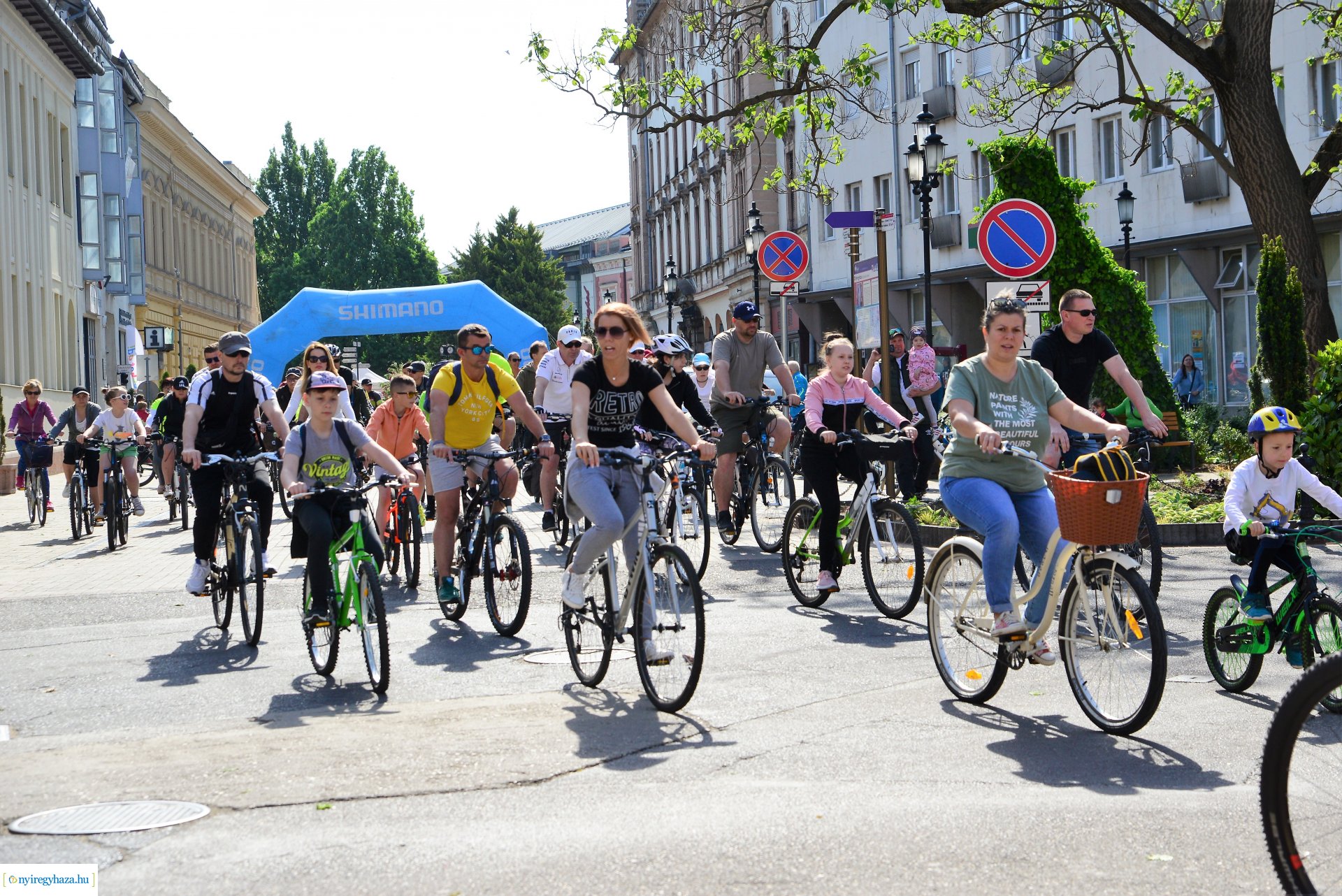 Brigna Piknik 2022 - Elstartolt a mezőny a Kossuth térről