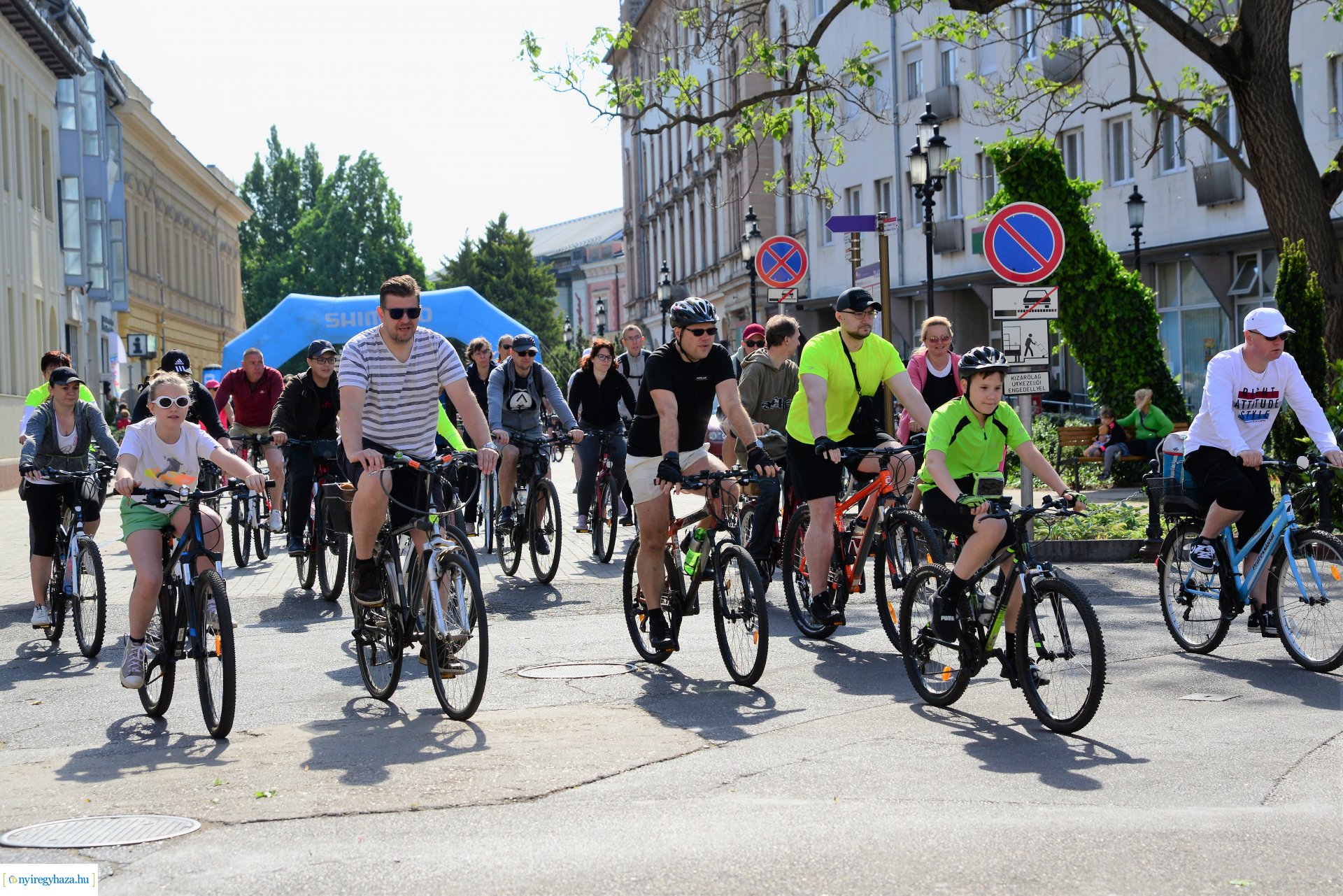 Brigna Piknik 2022 - Elstartolt a mezőny a Kossuth térről