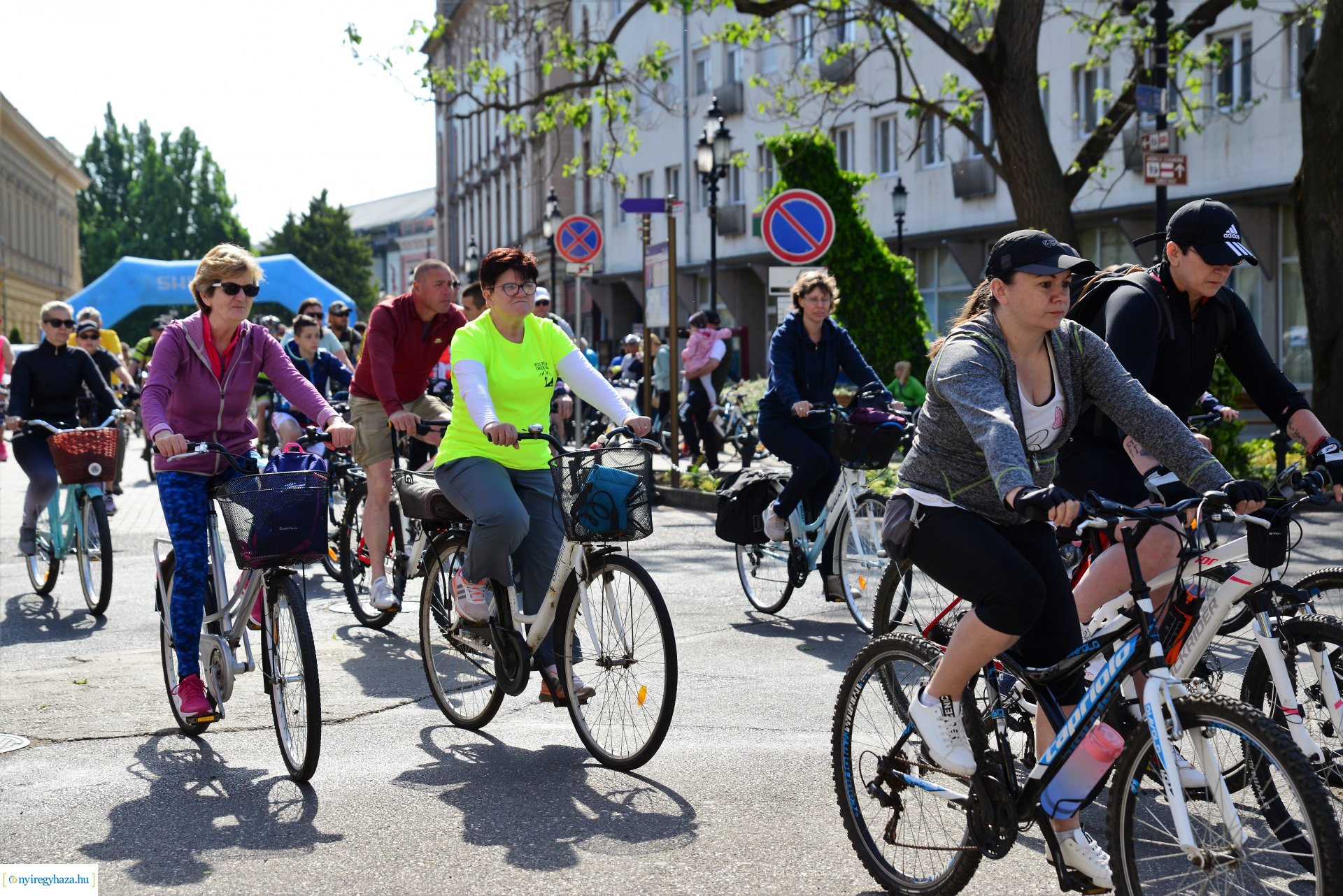 Brigna Piknik 2022 - Elstartolt a mezőny a Kossuth térről
