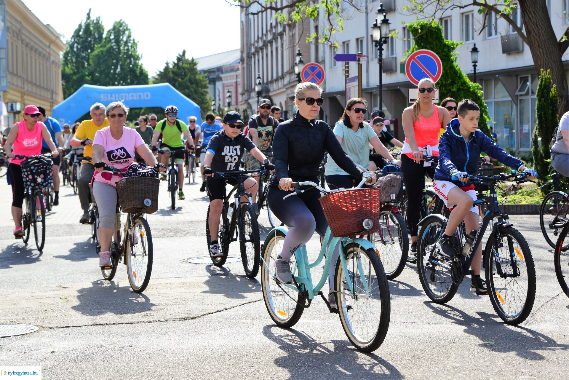 Brigna Piknik 2022 - Elstartolt a mezőny a Kossuth térről