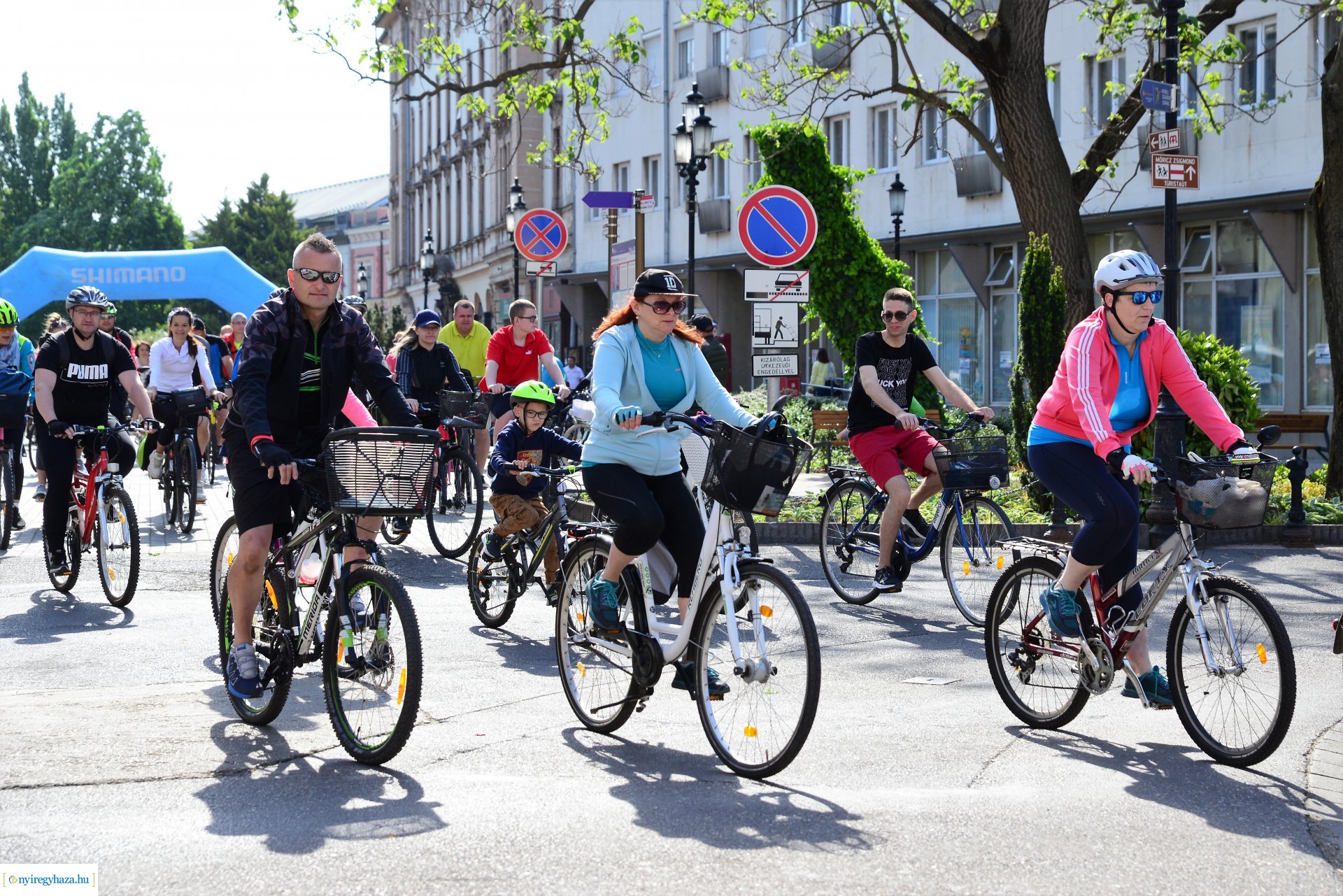 Brigna Piknik 2022 - Elstartolt a mezőny a Kossuth térről