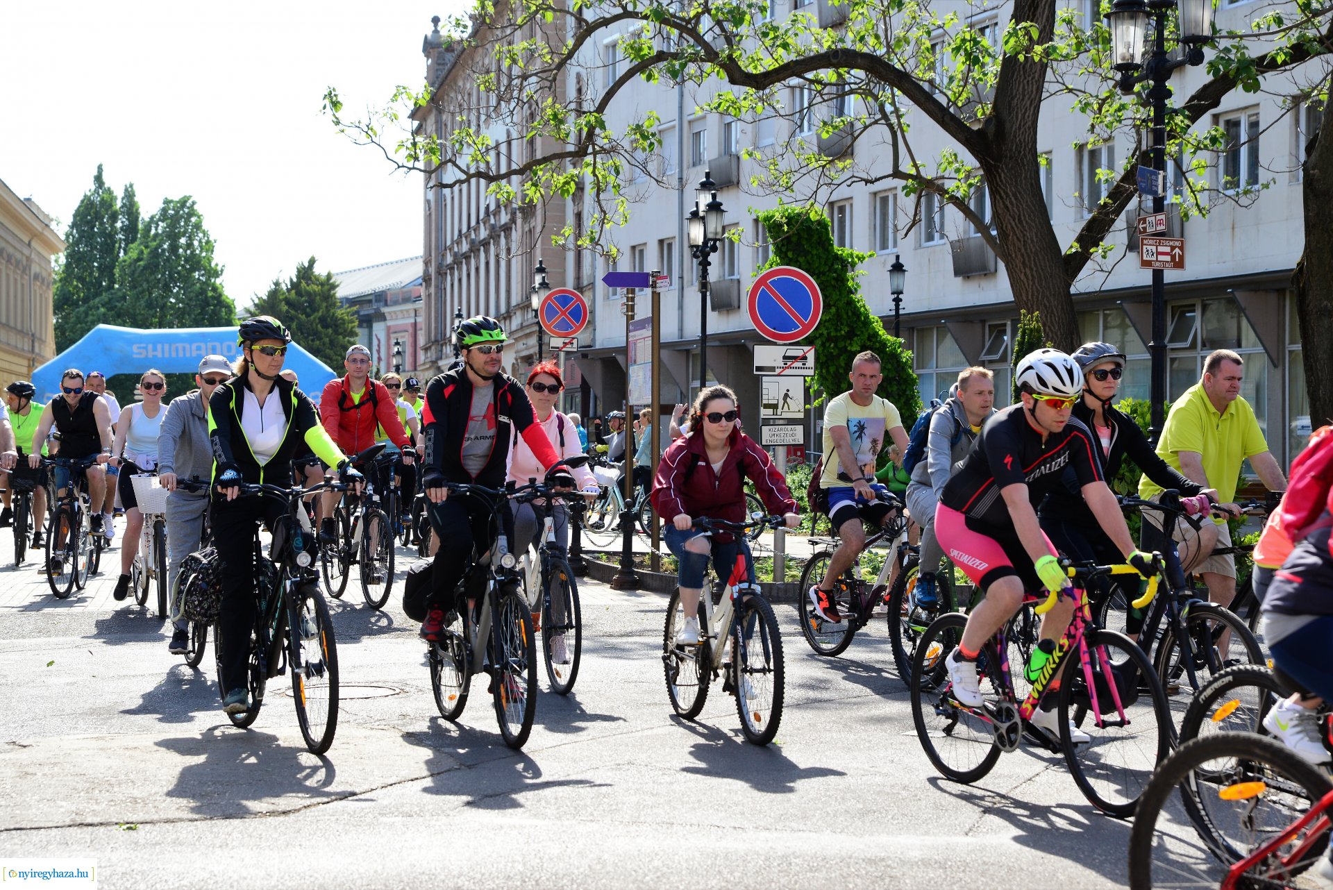 Brigna Piknik 2022 - Elstartolt a mezőny a Kossuth térről